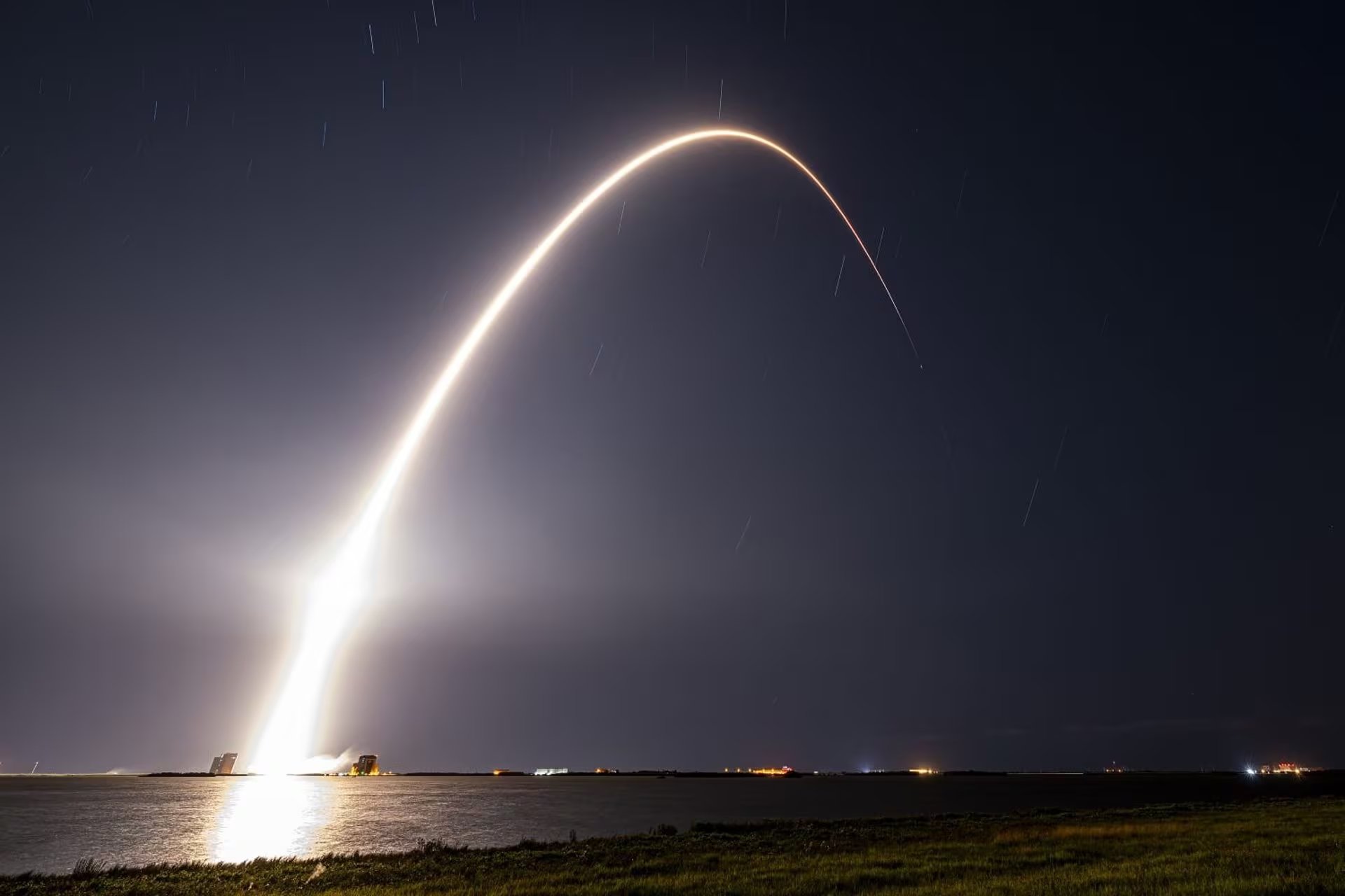 El proyecto LBMR demostró que los radiotelescopios pueden captar ecos de radar de fragmentos a 36.000 kilómetros optimizando la vigilancia de desechos en GEO (SpaceX)
