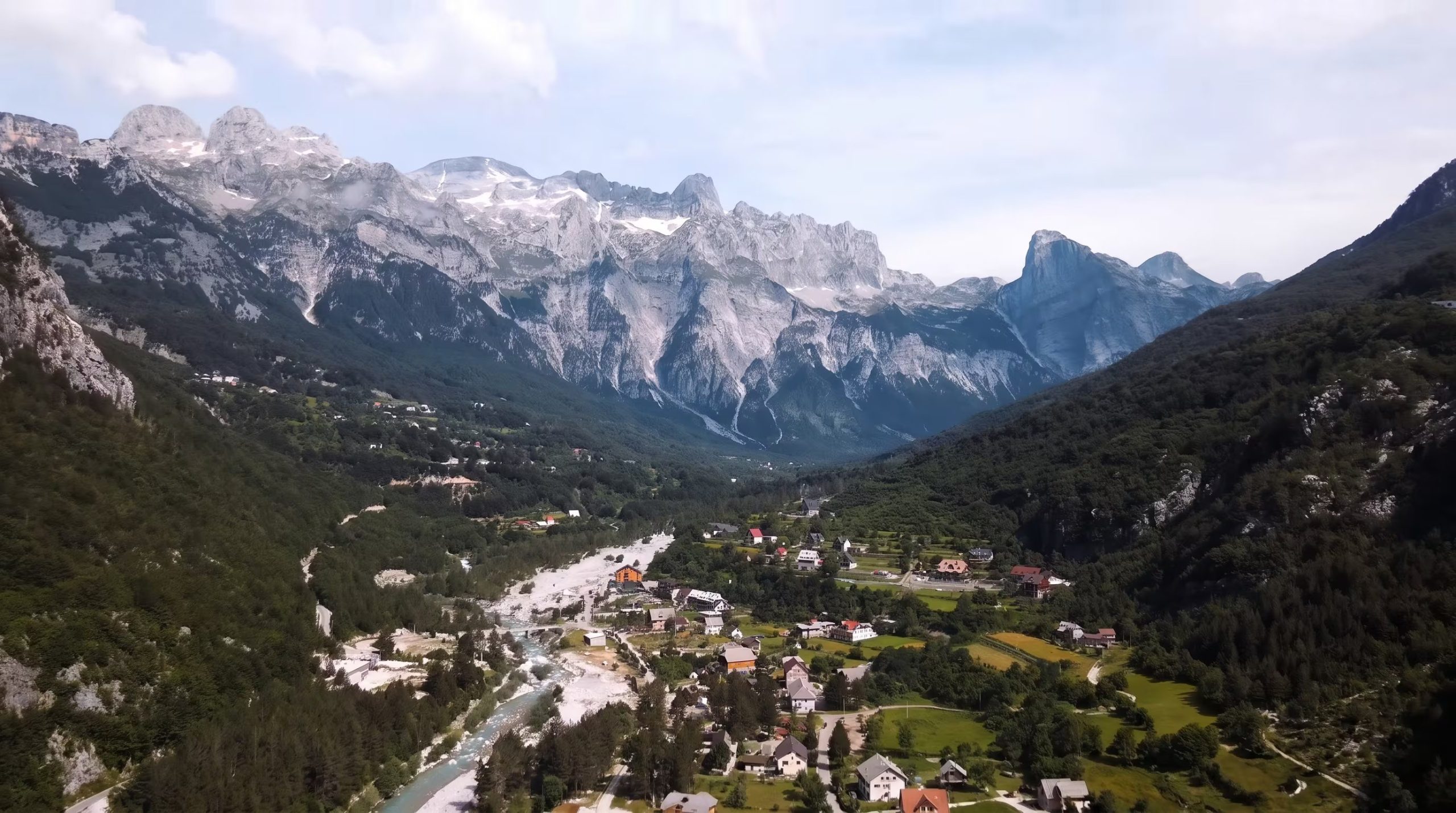 El turismo de aventura en los Picos de los Balcanes reactivó economías locales con ingresos por alojamiento, gastronomía y servicios para excursionistas (Imagen Ilustrativa Infobae)