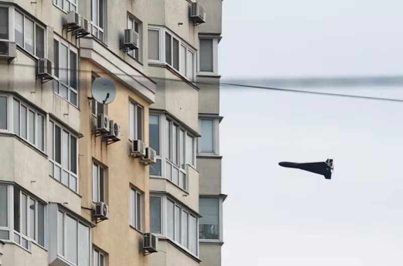 Un dron kamikaze ruso Geran-2 sobrevuela un edificio durante un ataque contra Kiev, en abril pasado (REUTERS/Valentyn Ogirenko)
