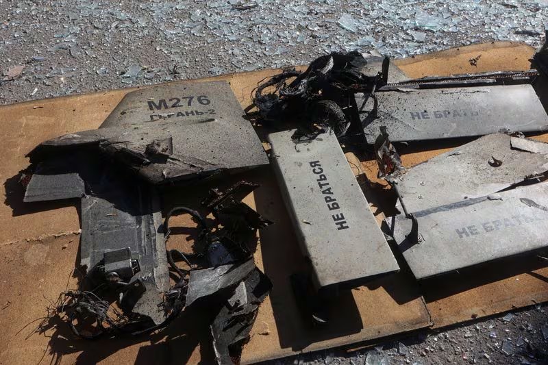 Restos de un dron Shahed-136, de fabricación iraní, hallados tras un ataque ruso contra depósitos de combustible en Járkov, en octubre de 2022 (REUTERS/Vyacheslav Madiyevskyy)