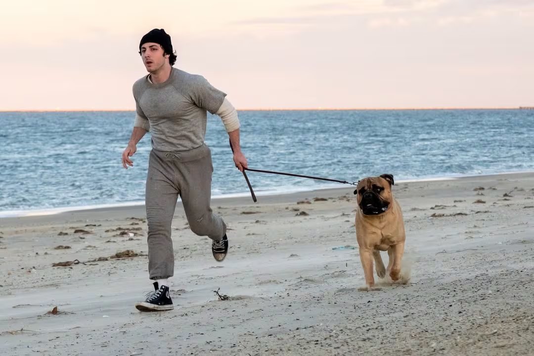 Anthony Ippolito junto a su perro en una escena de