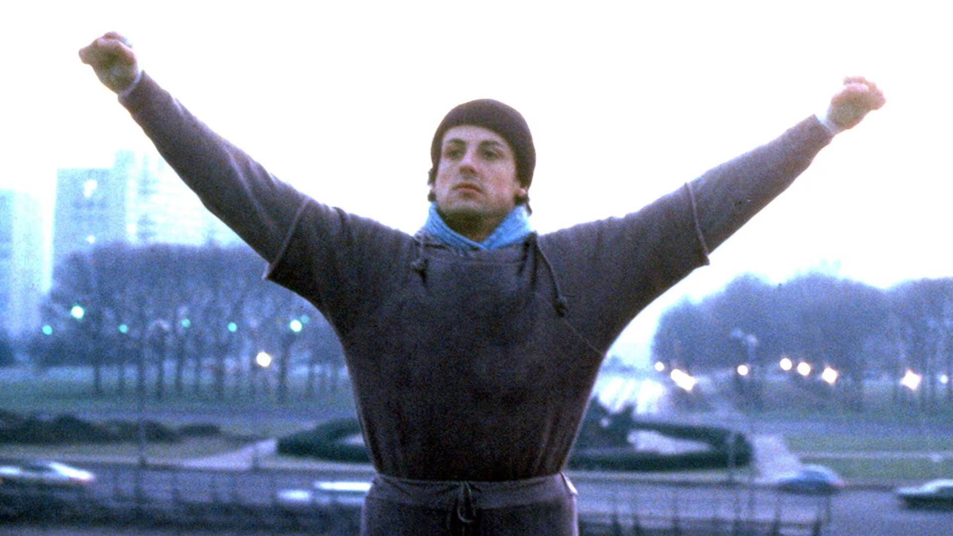 Antes de la fama, Sylvester Stallone durmió en una terminal de autobuses de Nueva York y aceptó una película erótica por USD 200 para poder comer (United Artists/Photofest)