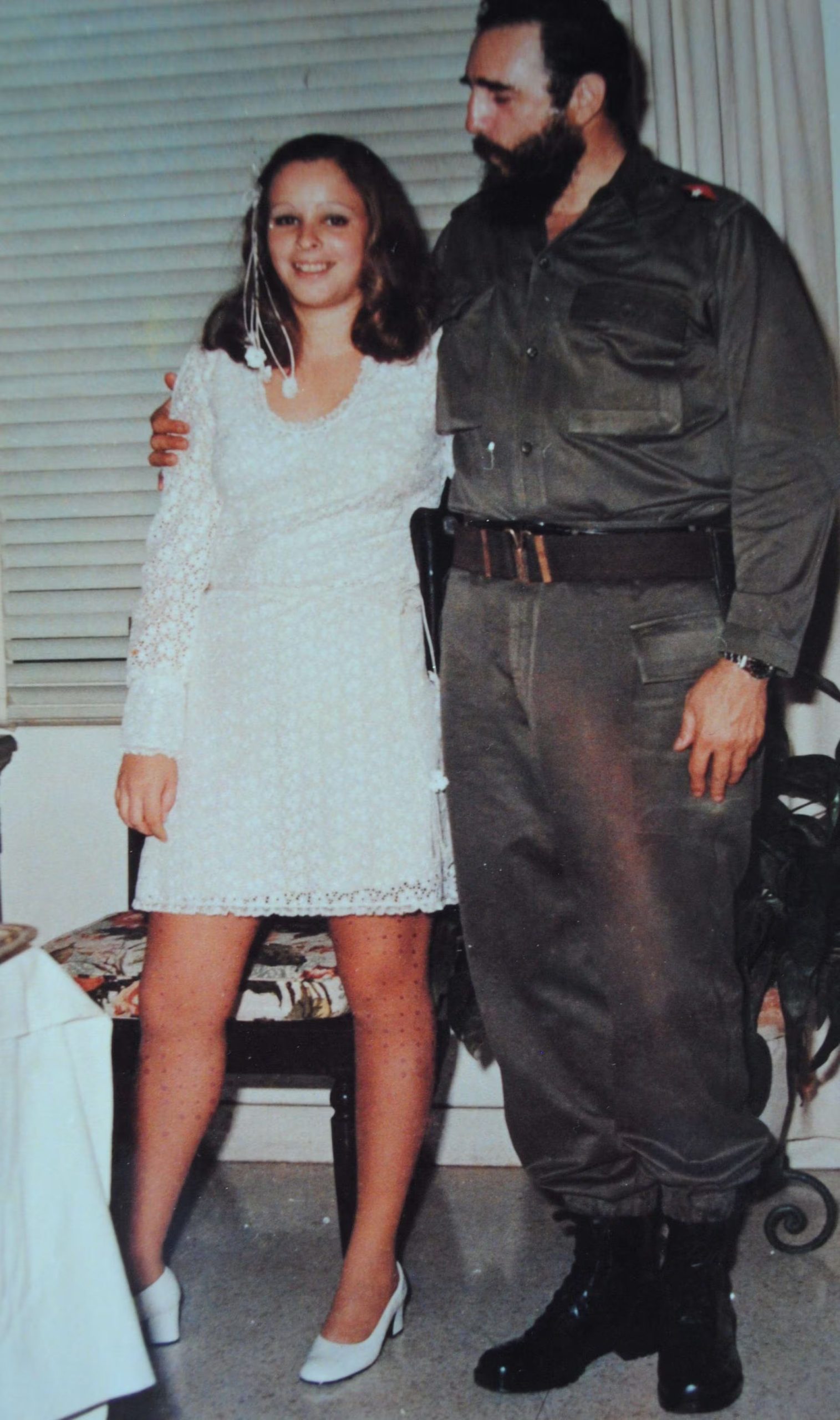 Alina Fernández asegura haber conocido realmente quién era su padre a los 10 años de edad, y cómo era su trabajo en el régimen cubano. Desde entonces, decidió no querer llevar el apellido