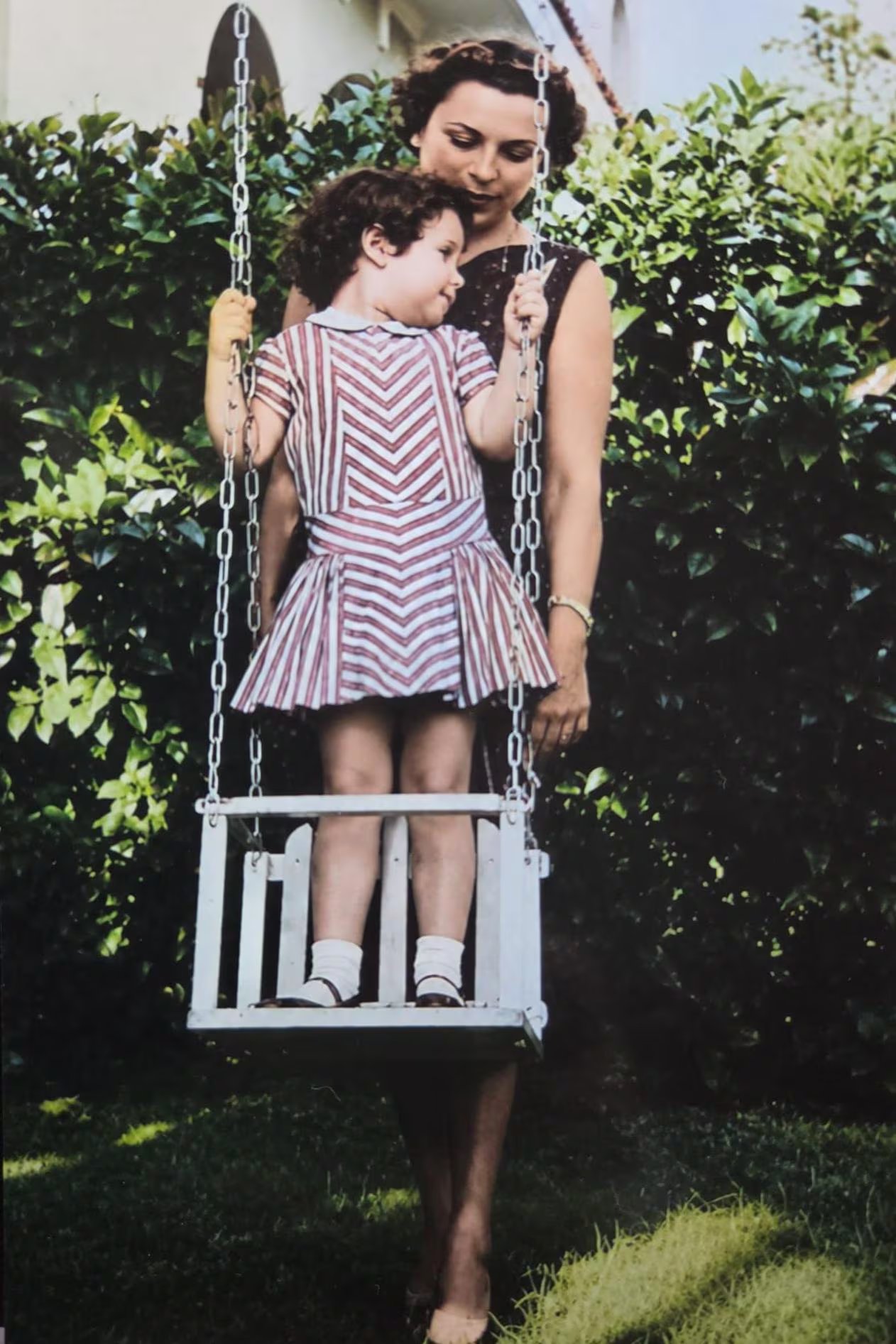 Fotografía de archivo de Alina Fernández junto a su madre en 1958. (Infobae Cuba/Cortesía Alina Fernández-BBC Mundo)