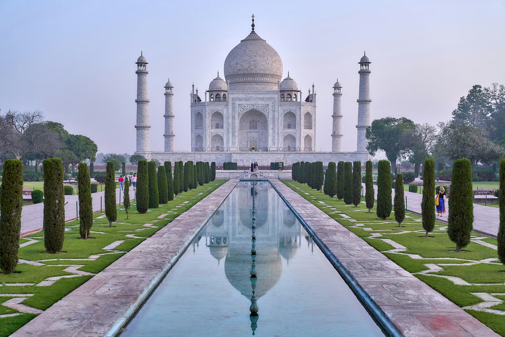 El Taj Mahal en Agra combina mármol blanco, piedras preciosas y jardines simétricos, es símbolo de amor y una de las maravillas más reconocibles del mundo (Unsplash)