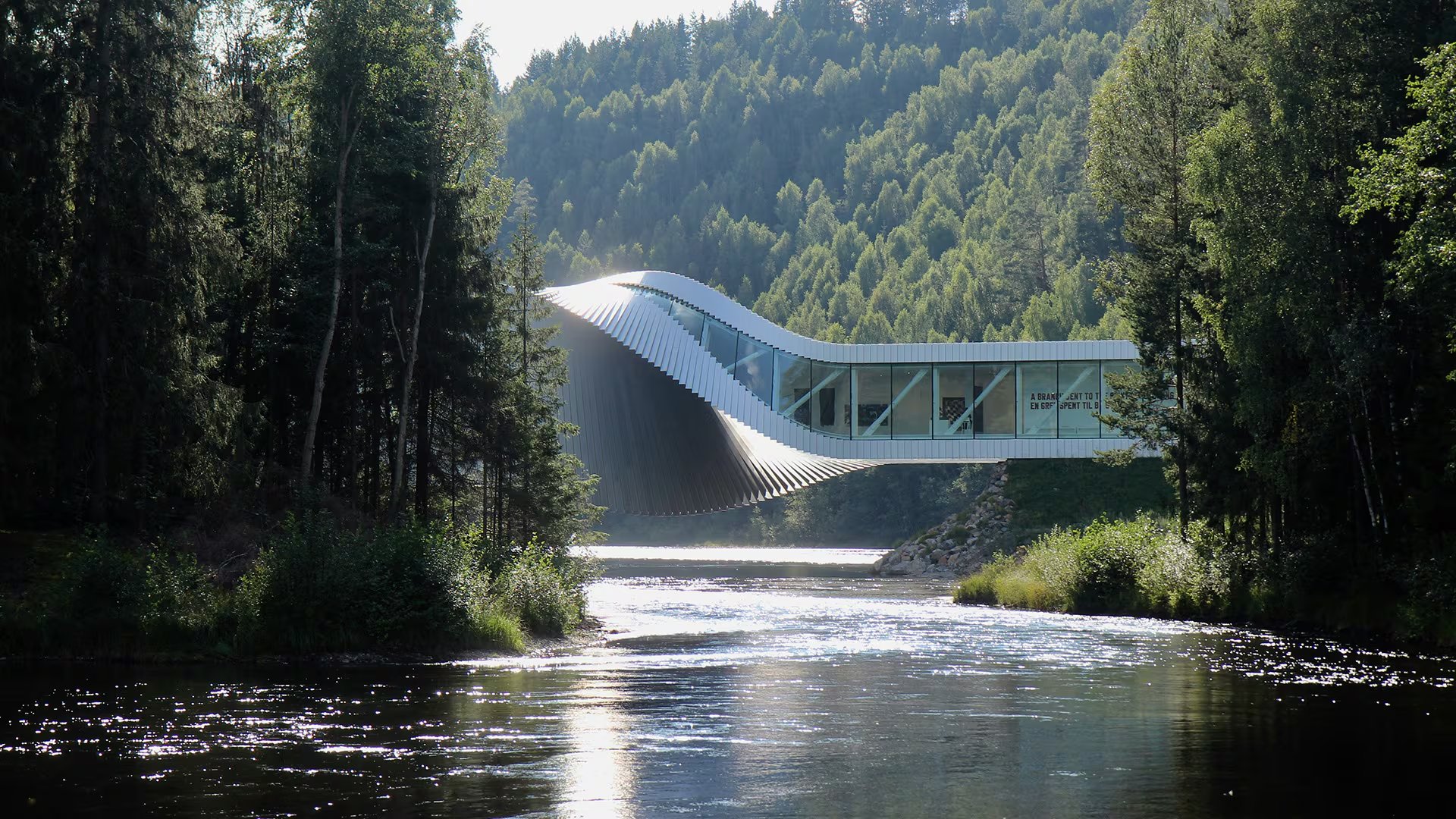 The Twist es una galería-puente del Kistefos Sculpture Park, su forma girada y el uso de la luz natural crean diferentes espacios y experiencias para el visitante (Unsplash)