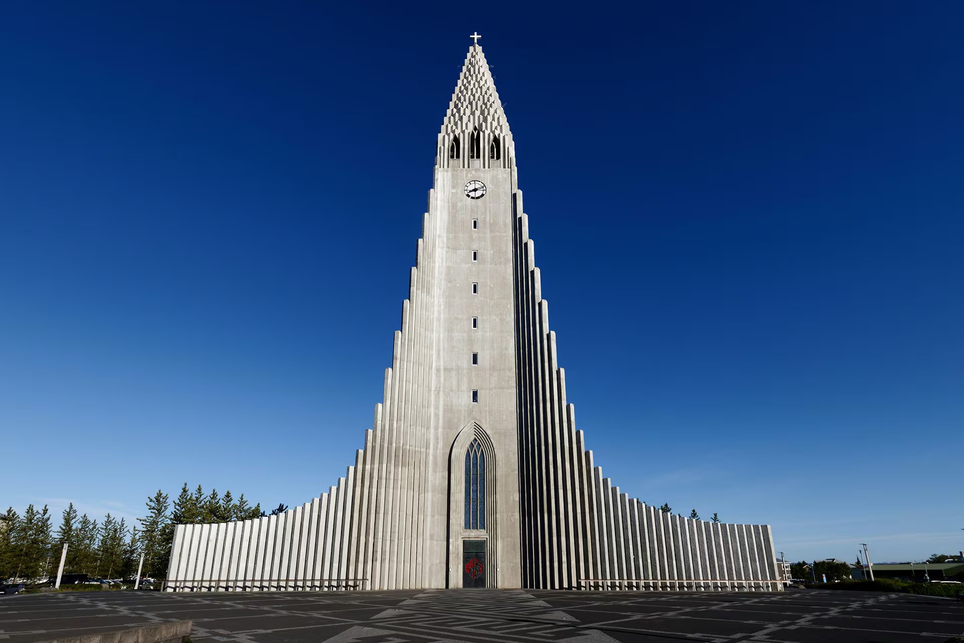 Hallgrímskirkja domina Reikiavik, su diseño evoca la naturaleza volcánica y el enfriamiento de la lava, es el mayor templo religioso y símbolo para locales y turistas (Unsplash)