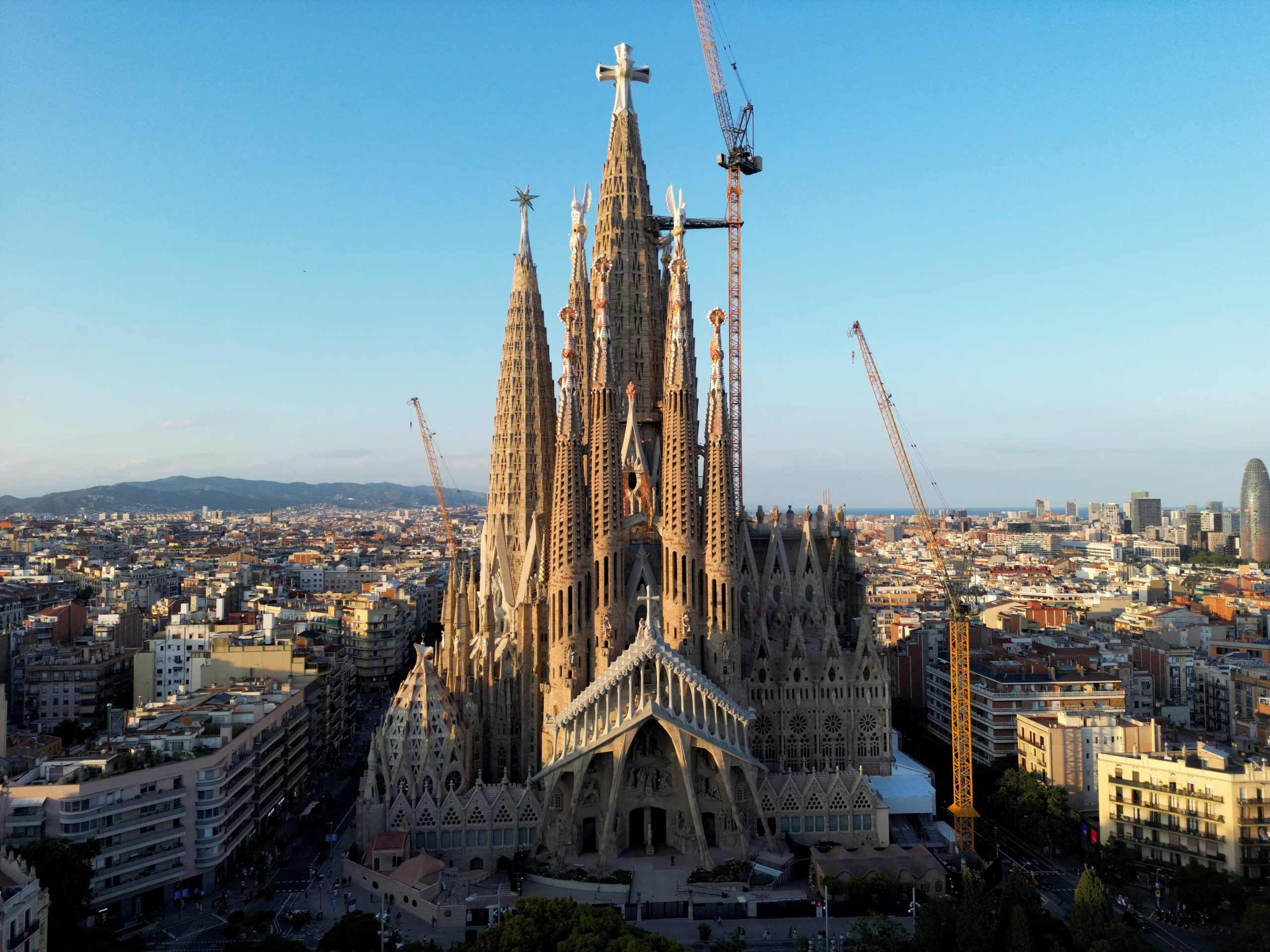 La Sagrada Familia fusiona elementos góticos y modernismo catalán, la torre de Jesucristo fue completada en 2026, destaca por su simbología y luz natural (REUTERS/Guillermo Martínez)