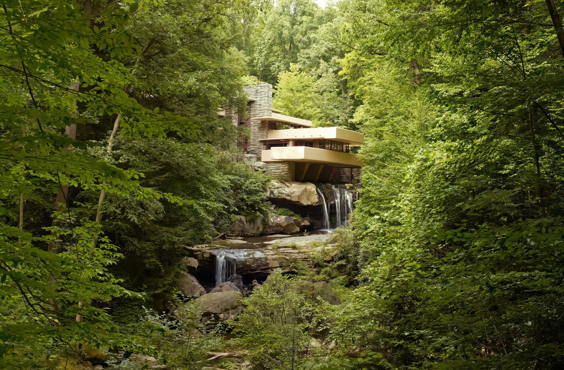 Fallingwater en Pennsylvania fue creada por Frank Lloyd Wright, su estructura se integra con una cascada y el bosque, está abierta a visitas del público (Unsplash)