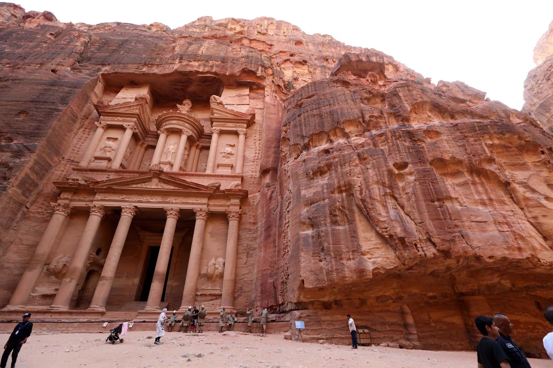 Ad-Dayr en Petra combina excavación y escultura en la roca, el entorno desértico y su color rosado le aportan un carácter distintivo y valor arqueológico (Europa Press)