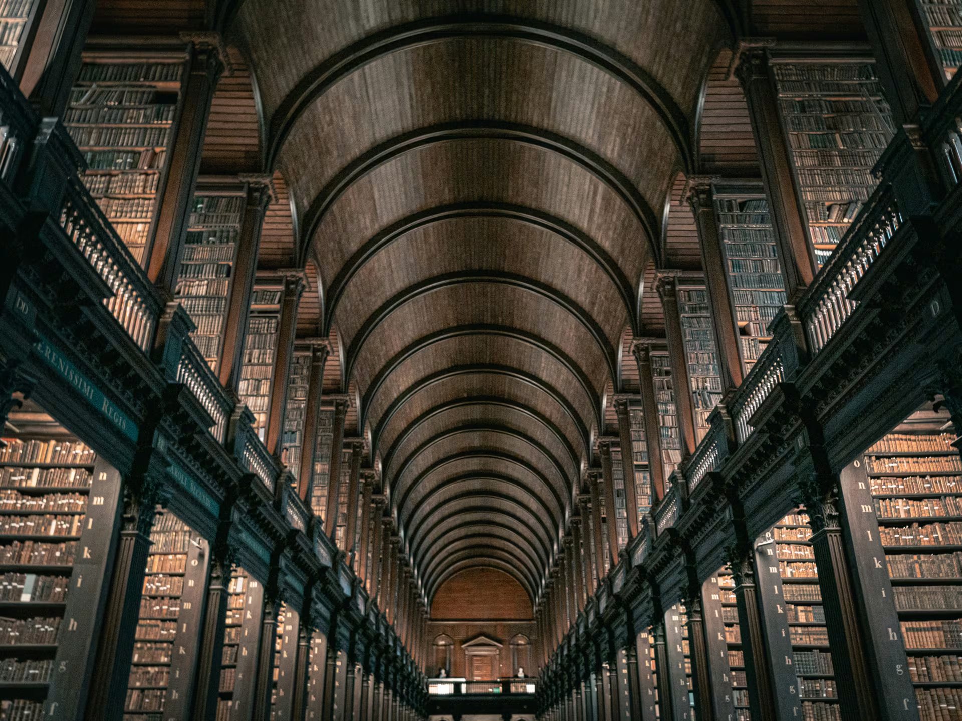La Trinity College Library de Dublín destaca por su Long Room de 65 metros, bóvedas de cañón y millones de volúmenes, es referente académico y arquitectónico (Unsplash)