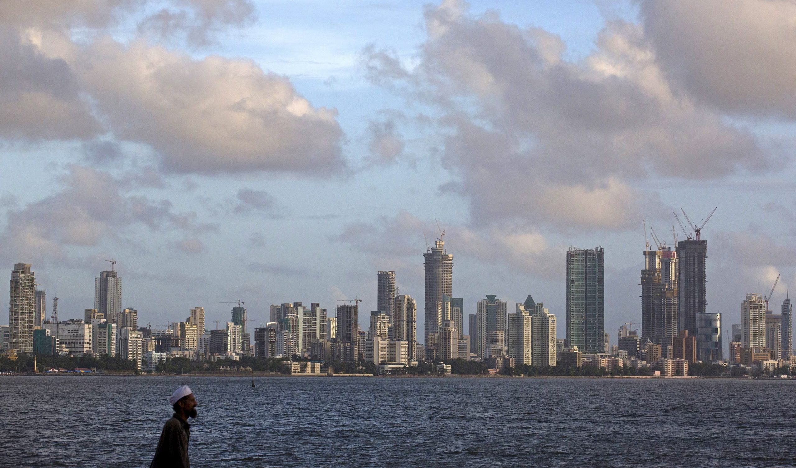 Mumbai brinda vada pav y panipuri en mercados y estaciones, garantizando opciones frescas e innovadoras para quienes buscan sabores diferentes cada día (REUTERS/Danish Siddiqui)
