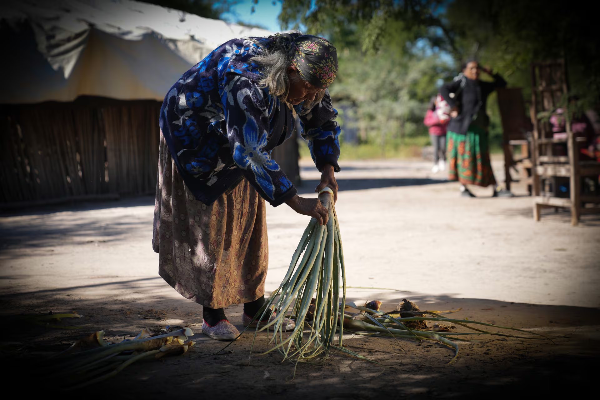 La cacica wichí Jorgelina trabaja sobre el chaguar para hacer artesanías. Es un saber ancestral que se transfiere de generación en generación 