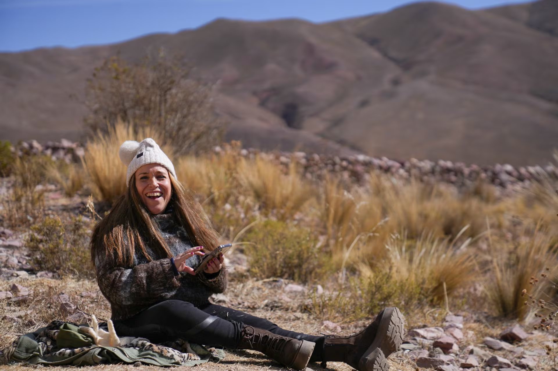 En la puna salteña. En altura, un alto y descanso, a la vera del camino hacia los 4000 metros de altura de Colanzuli (Salta). Pasamos antes por Tilcara, Humahuaca e Iruya 