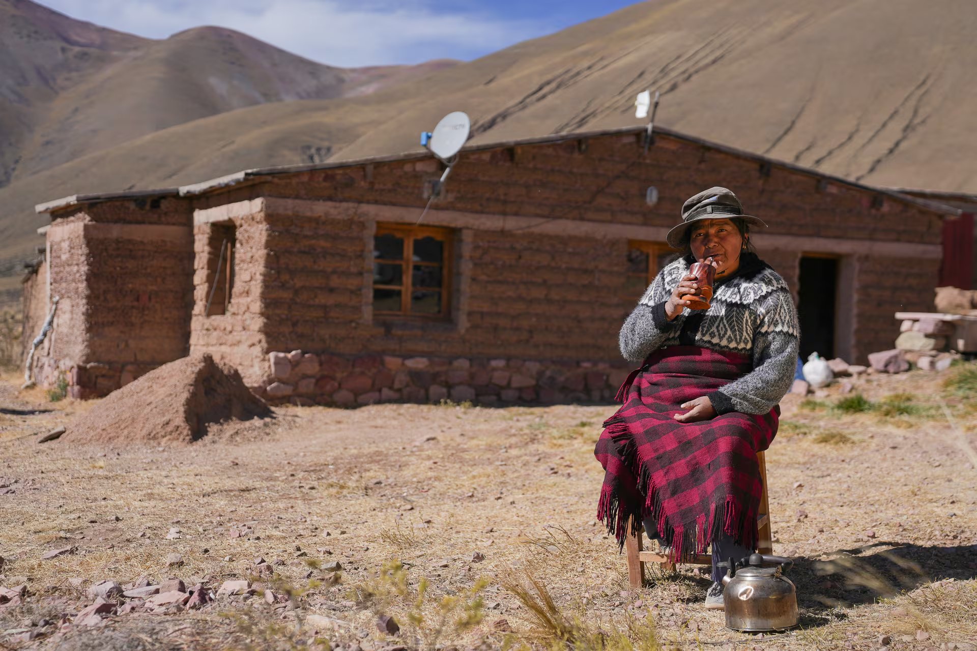 La mágica inmensidad de Colanzuli. Para Inocenta, los mates le permiten seguir entre sus caminatas diarias de más de 5 horas 