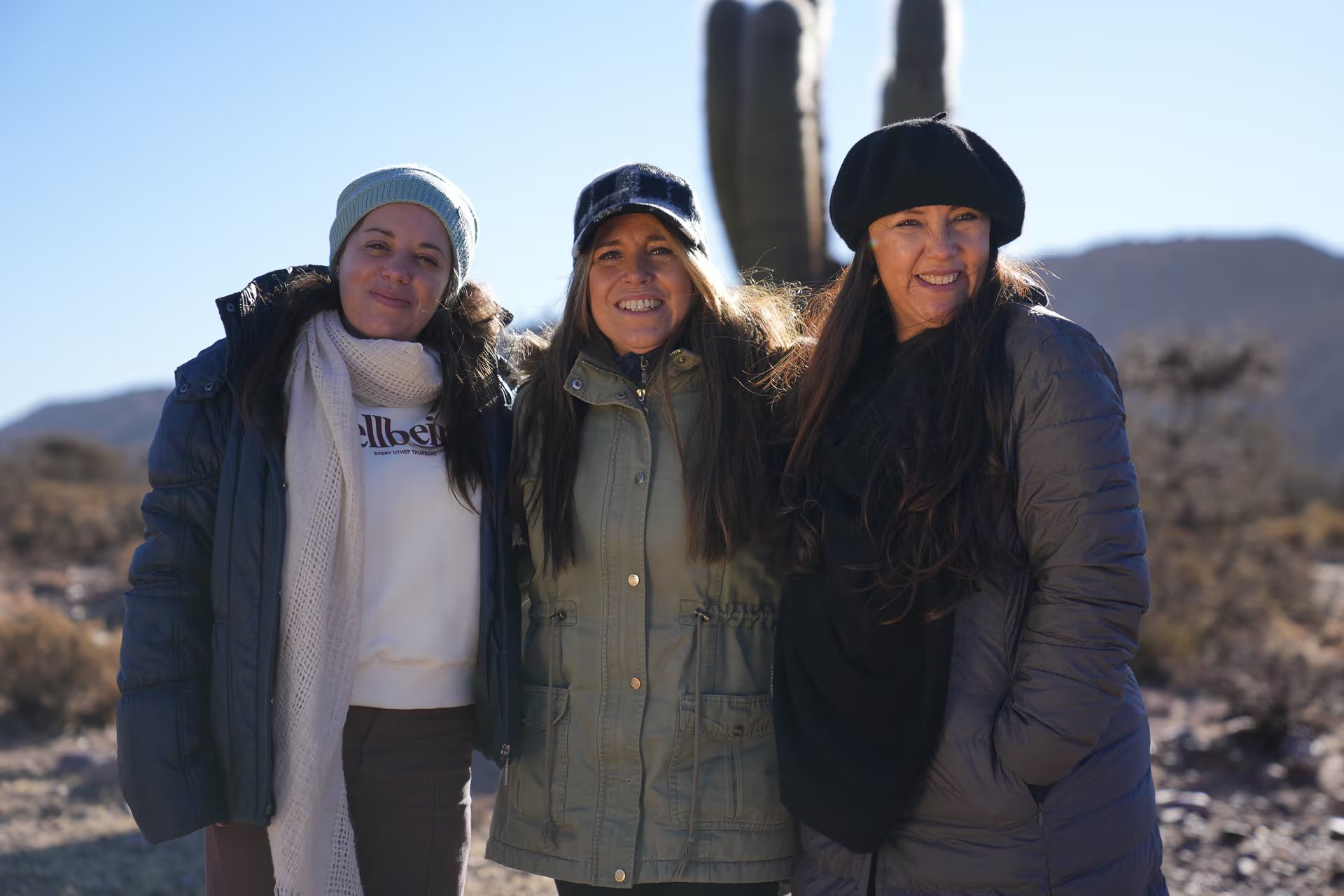(De izq a der.) Nadia Bosch, consultora de Comunicación de la Fundación Pronorte y Redes Chaco. Liliana Paniagua, secretaria ejecutiva de Redes Chaco junto a Infobae. Paniagua y Bosch fueron pilares fundamentales de la interconexión con las ONG´S y expertos ambientales para que Infobae pudiera documentar de manera idónea datos y conversaciones en el territorio con las comunidades indígenas en el Gran Chaco americano 