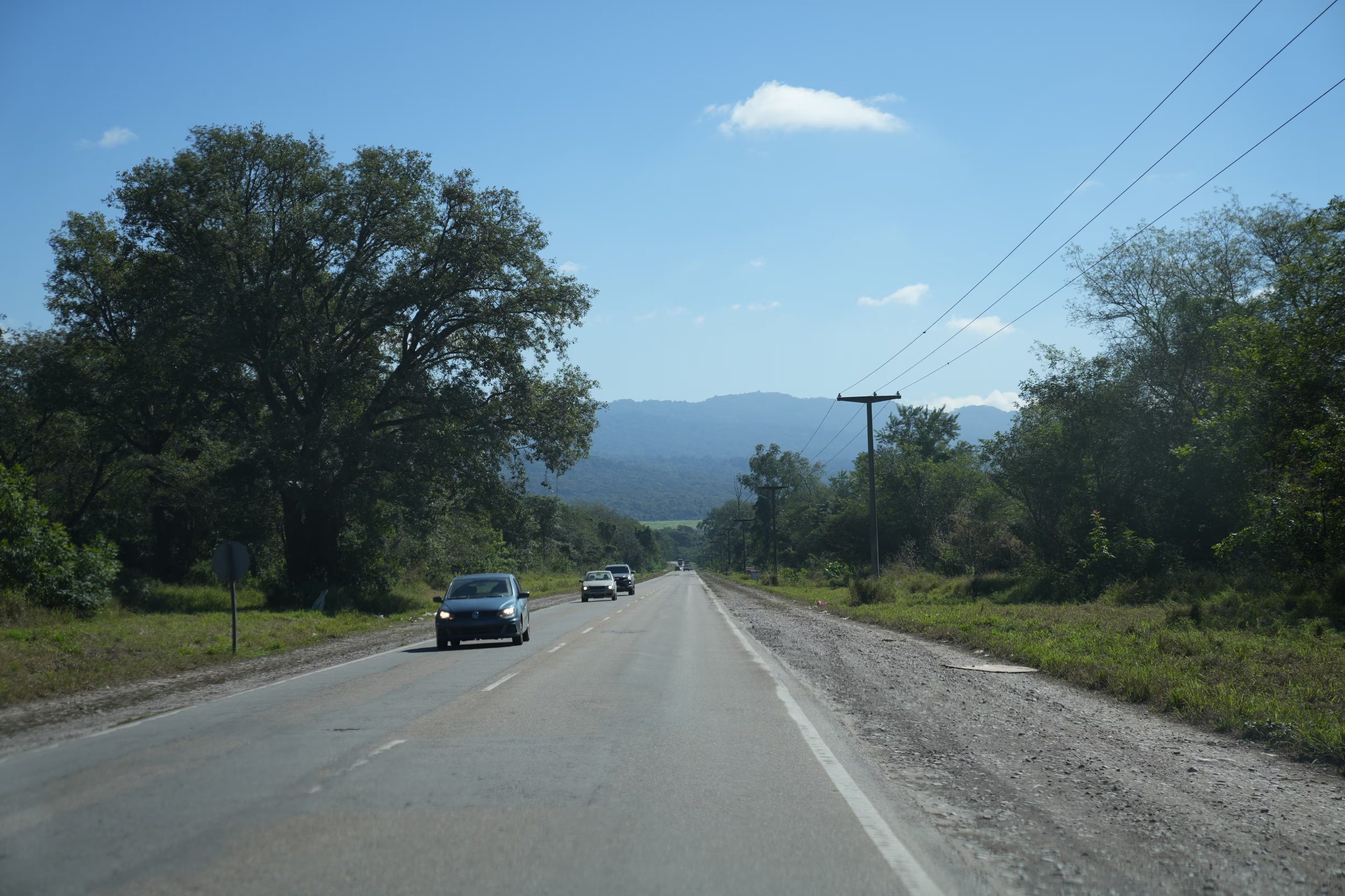 Las rutas hacia las comunidades wichí, guaraní y kolla entre los límites de Jujuy y Salta están bastante convervadas. Curvas y contracurvas, precipicios y planicies entre el monte y las montañas en altura crean un paisaje de pura inmensidad. 