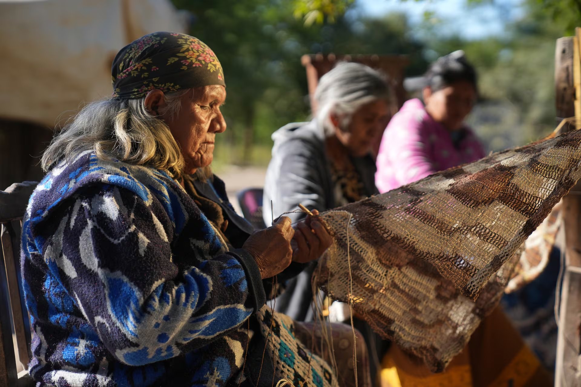 La fibra del Chaguar es la base de la economía de la comunidad wichí en Tartagal para hacer y vender artesanías autóctonas y producto de técnicas ancestrales. Hoy, la planta del chaguar que estas mujeres wichí buscan con esfuerzo en el monte, escasea y plantea un gran desafío ambiental. Ella es Jorgelina Jara, cacica de la comunidad wichí en Pichat, Tartagal