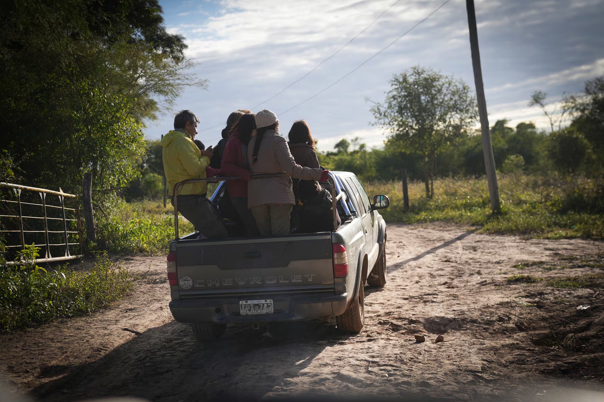 Los caminos en el interior de Pichat, la comunidad wichí en Tartagal, son complejos. Equipos de organizaciones sociales como Pronoarte, ACDI y Redes Chaco, entre muchas otras, trabajan en el territorio para mejorar todos los estándares y ayudar a las mujeres a diseñar su propio futuro productivo