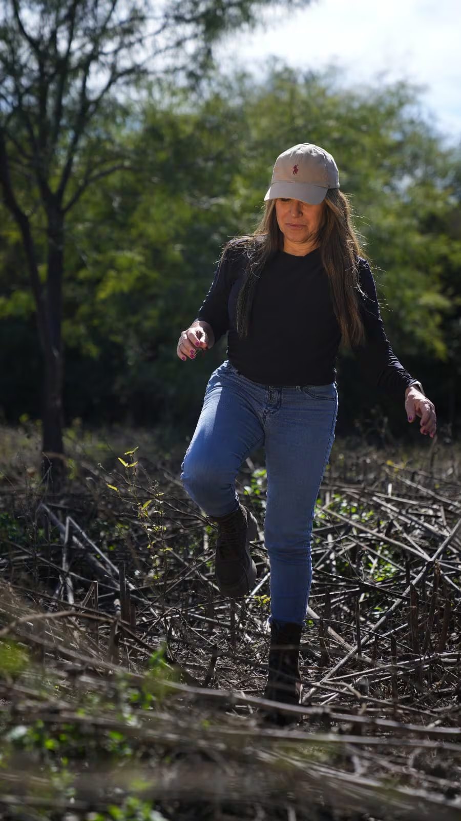 Infobae recorre el monte de Vinalito cerca de Tartagal, en Salta, intervenido por la deforestación, la actividad agro ganadera y el cordón industrial azucarero. Los algarrobales de la comunidad de criollos de Vinalito están marcando el cambio del trabajo que vendrá: producción de harina de algarroba