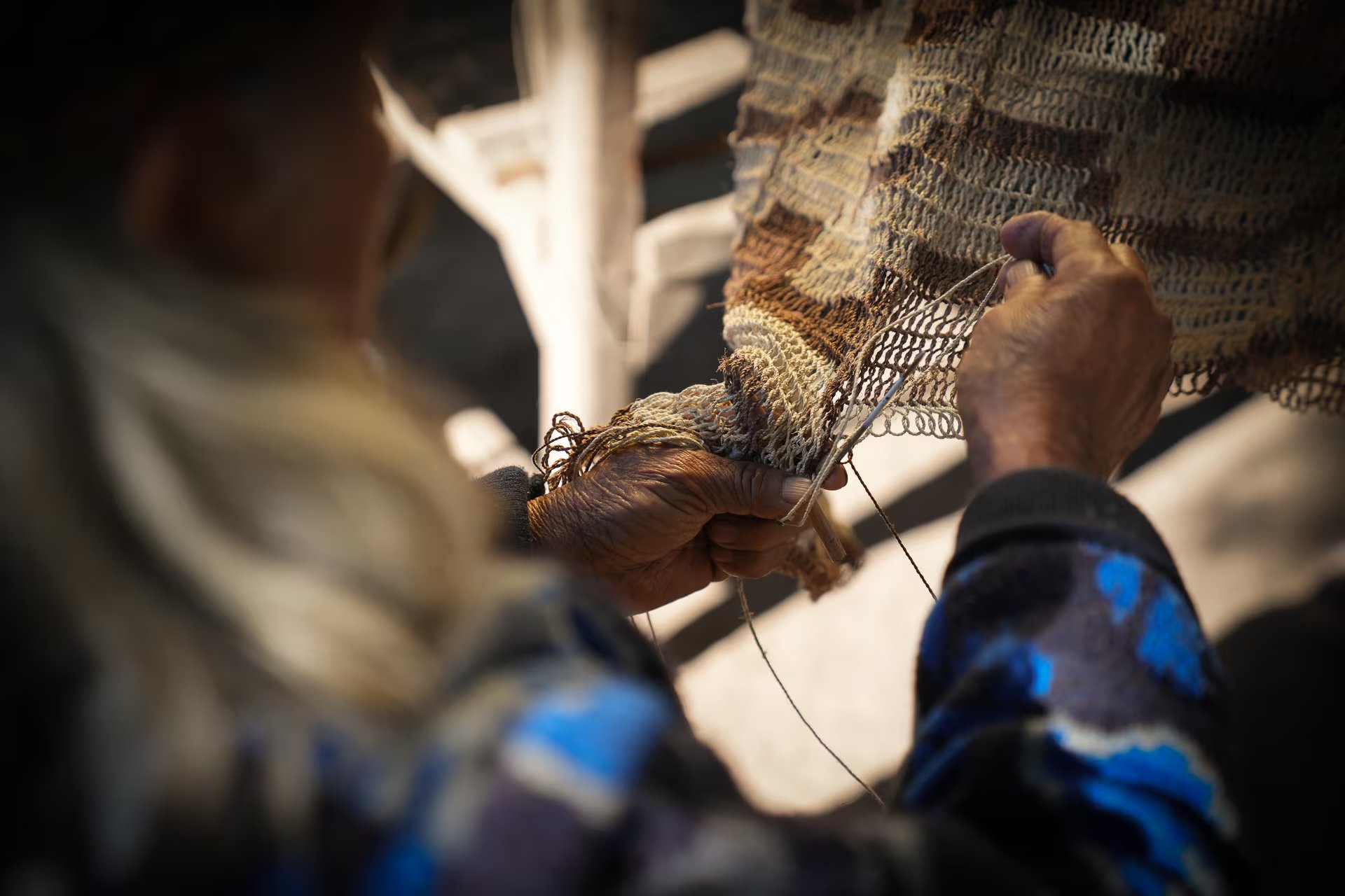 Cultura wichí: el saber ancestral sobre el tejido con las fibras de la planta del chaguar -prendas y objetos- es único e irrepetible