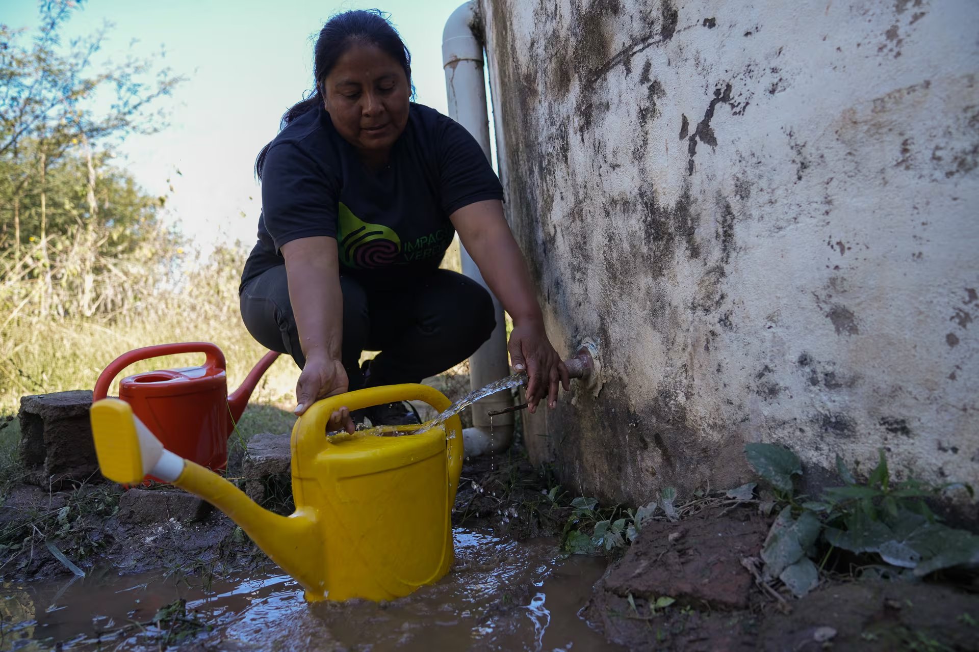 Mara busca y cuida un elemento preciado de la naturaleza que escasea en Vinalito, Jujuy: el agua