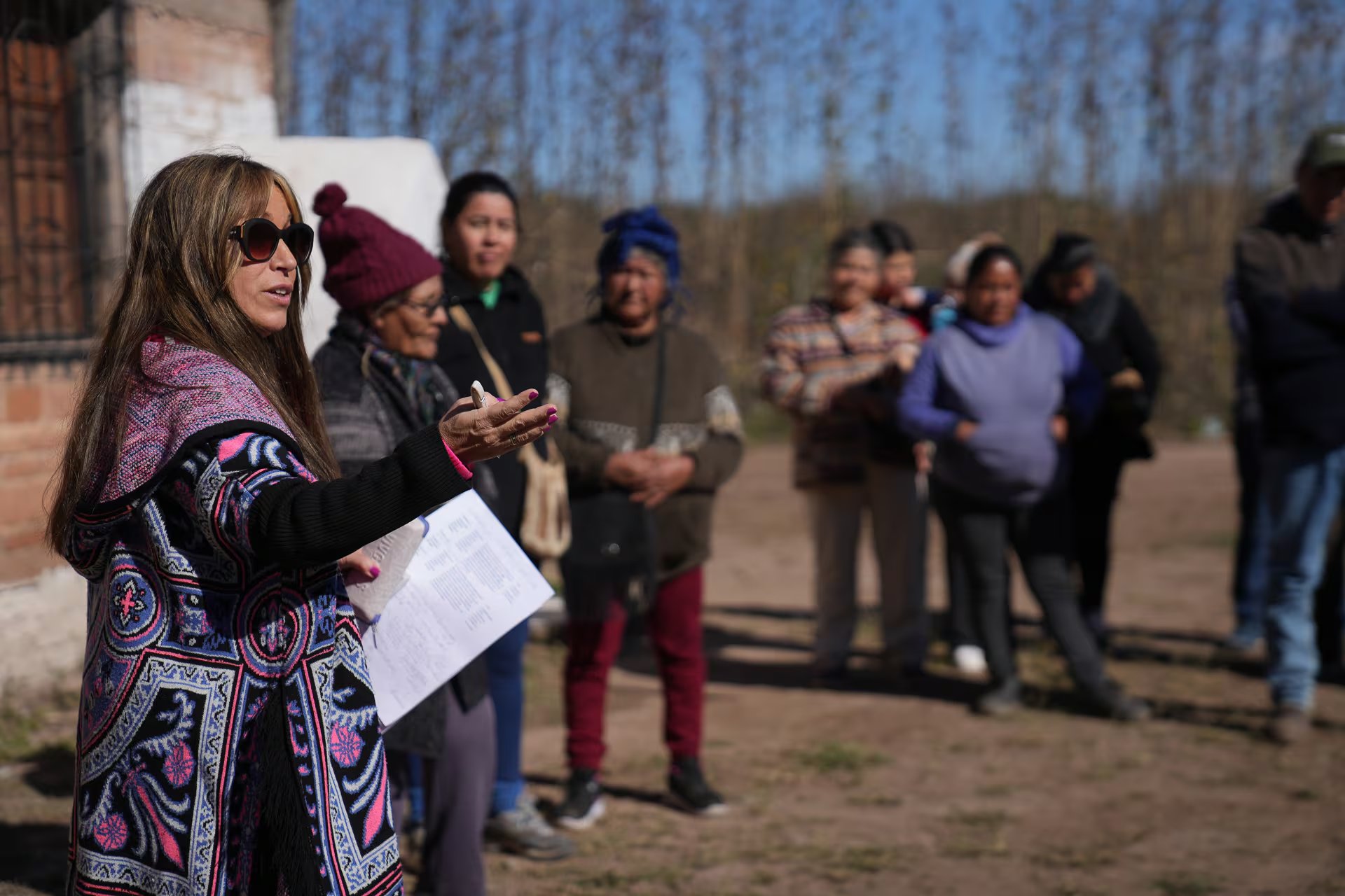 La Cooperativa Fraile Pintado en la localidad de Vinalito, Jujuy, recibió a Infobae con amor y explicó los diferentes procesos vinculados al manejo sostenible del bosque nativo: la acción colectiva de sembrar una cortina de algarrobos será fundamental para esa comunidad