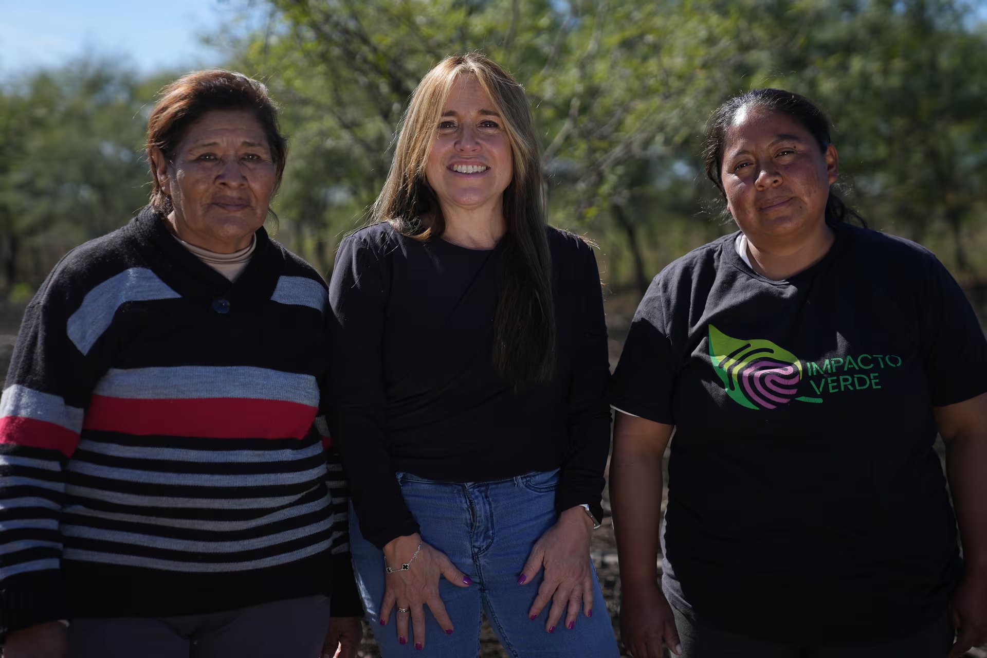 Gregoria y Mara con Infobae en Vinalito, Jujuy, Ellas siembran el monte nativo degradado y apuestan a su tierra, además de cuidar el agua