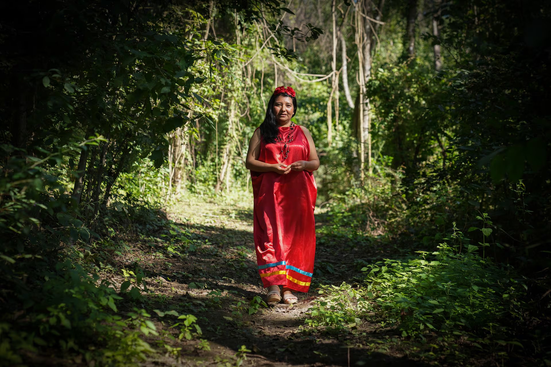 Naty Valdez, líder guaraní de Yariguarenda, Salta La miel que allí se produce se caracteriza por ser multifloral. Allí las abejas hacen un proceso de recolectar el néctar de una floración multifloral, por eso tiene un sabor único y exquisito