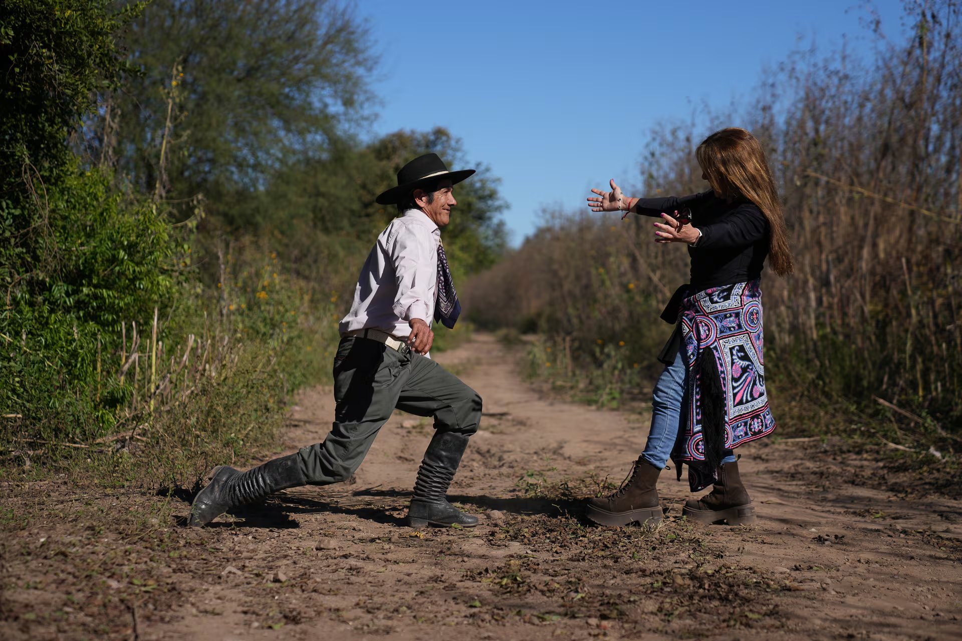 Custodiados por los nuevos algarrobales: la comunidad rural criolla de Vinalito invitó a bailar a Infobae