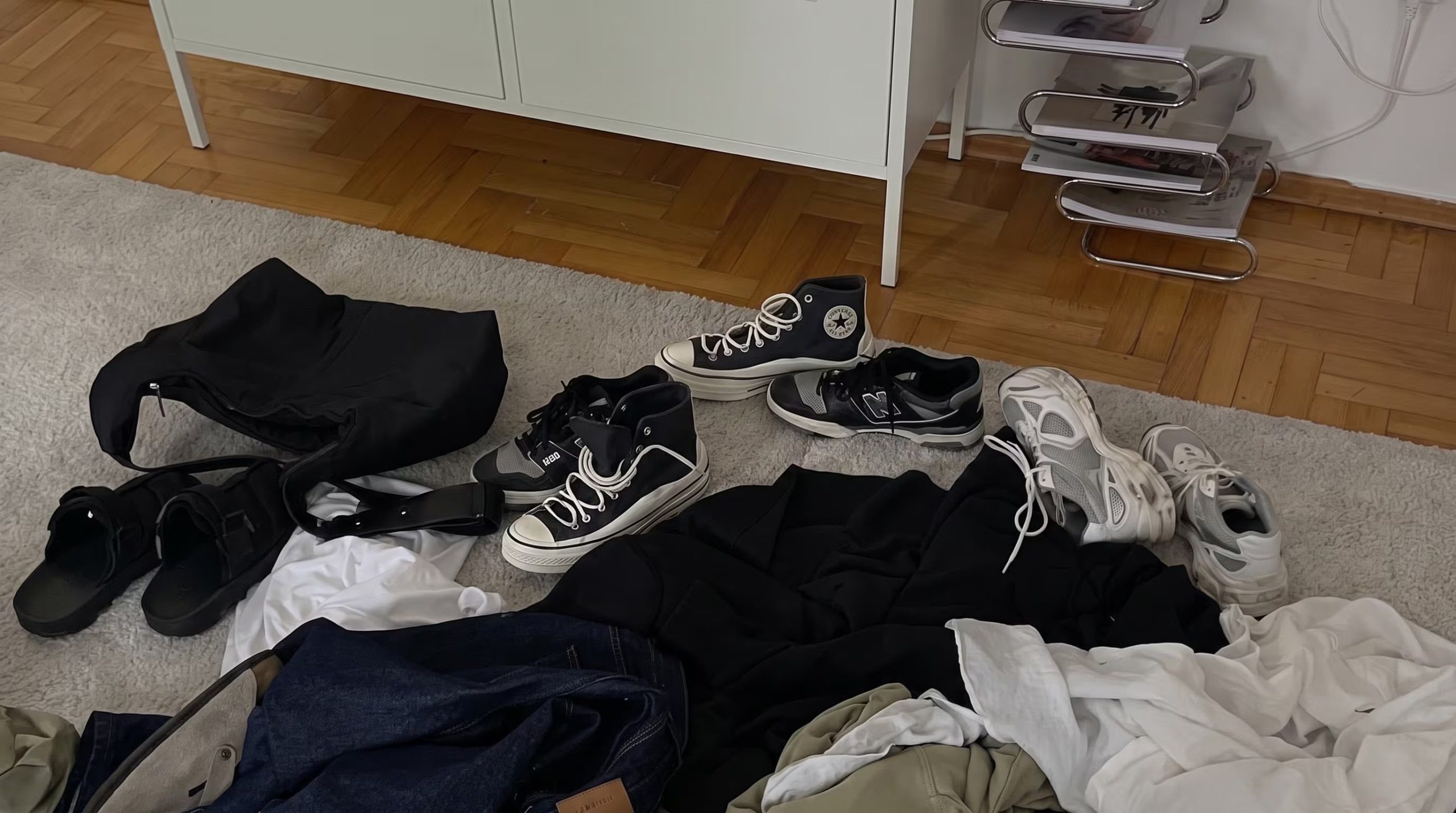 Los zapatos dañados o incómodos ocupan volumen y rara vez se recuperan tras el traslado. (Imagen Ilustrativa Infobae)