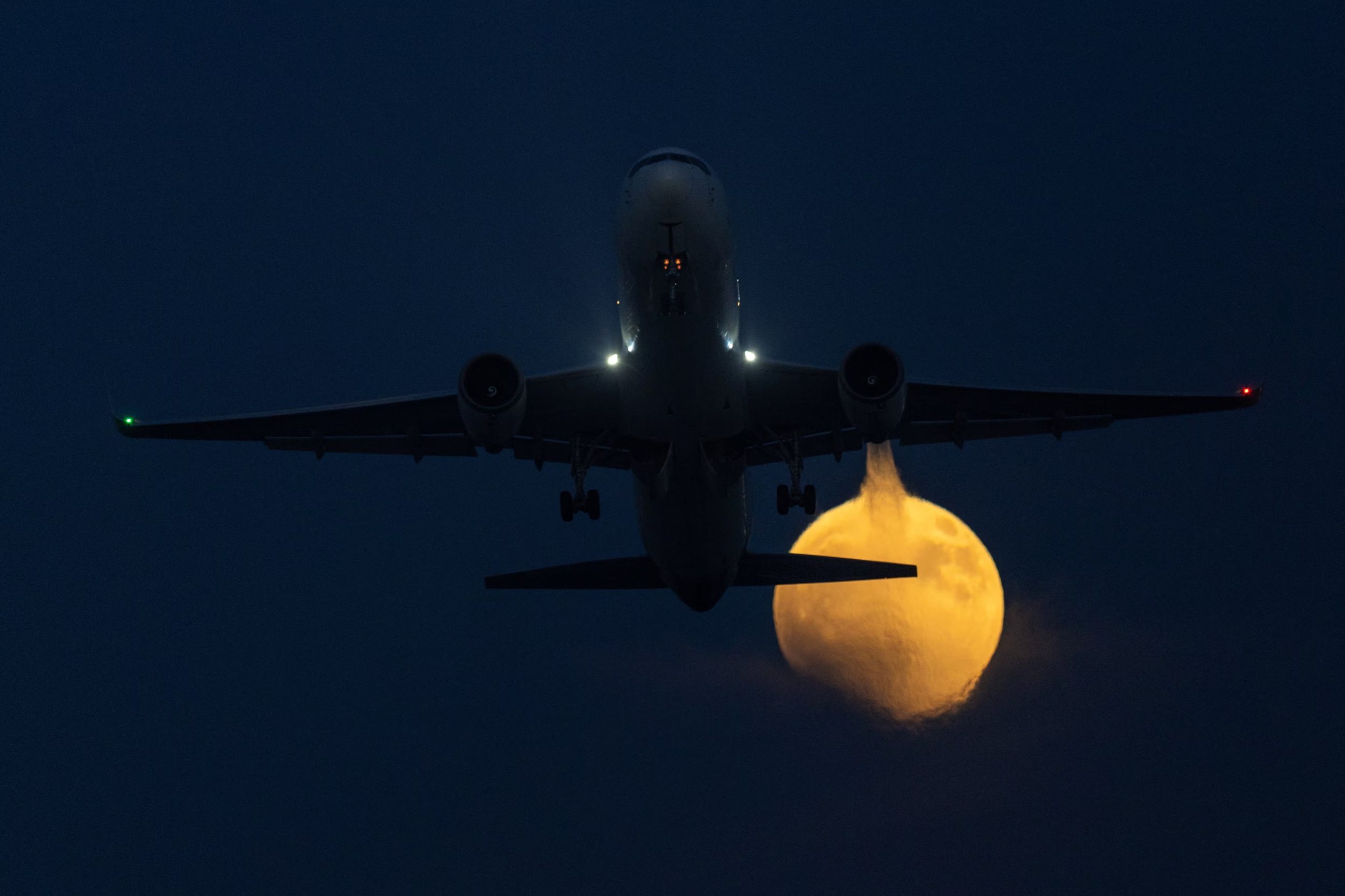 Un avión comercial despega al inicio de un eclipse lunar de color rojo sangre mientras la Luna sale en San Diego, California (EE. UU.), el 27 de agosto de 2026 (REUTERS/Mike Blake)