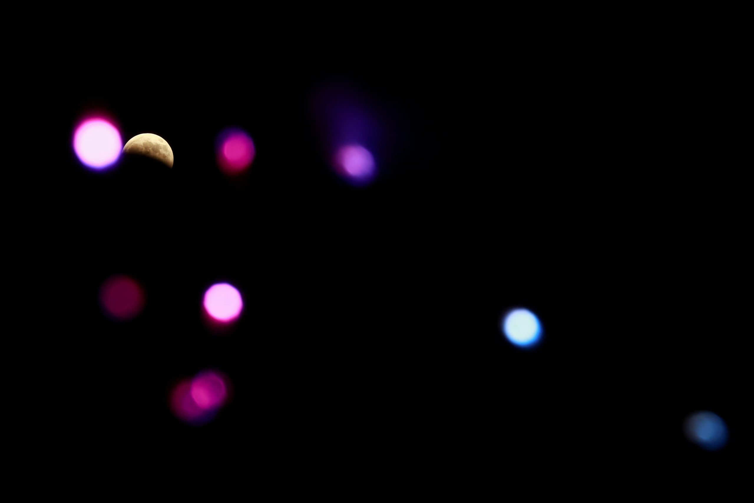 El fenómeno se extendió por más de 5 horas, tiempo durante el cual el público disfrutó de cada etapa del eclipse (REUTERS/Jose Luis Gonzalez)