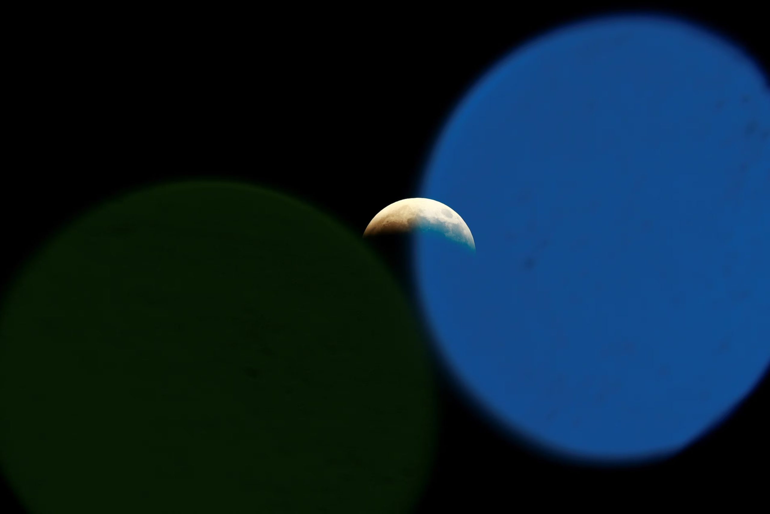 Los eclipses lunares pueden ser penumbrales, parciales o totales, dependiendo de la parte de la sombra terrestre que cubra la Luna (REUTERS/Jose Luis Gonzalez)