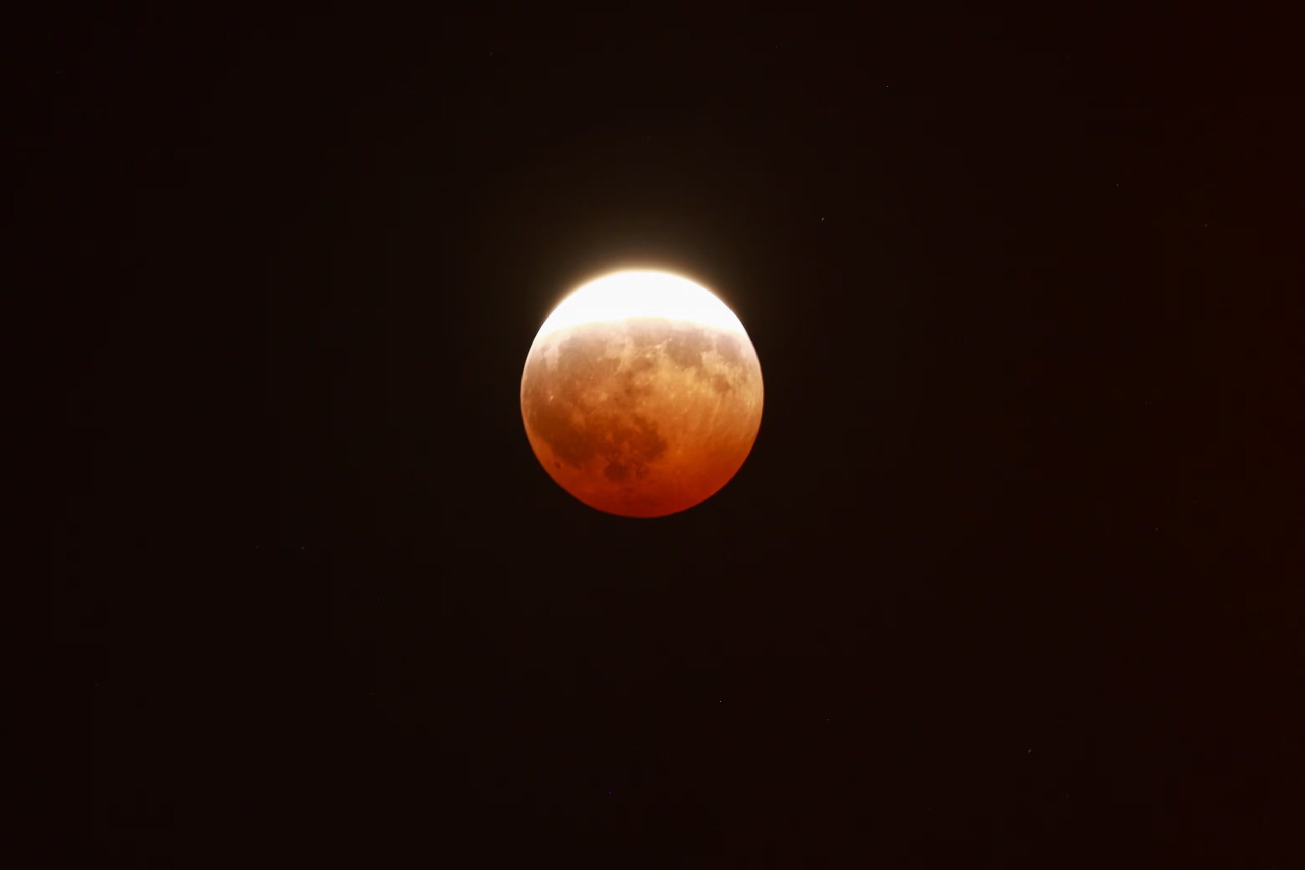 La intensidad del color rojo dependió de las condiciones atmosféricas. Si hubo mucho polvo o nubes, la Luna pudo verse más oscura y rojiza (REUTERS/Jose Luis Gonzalez)