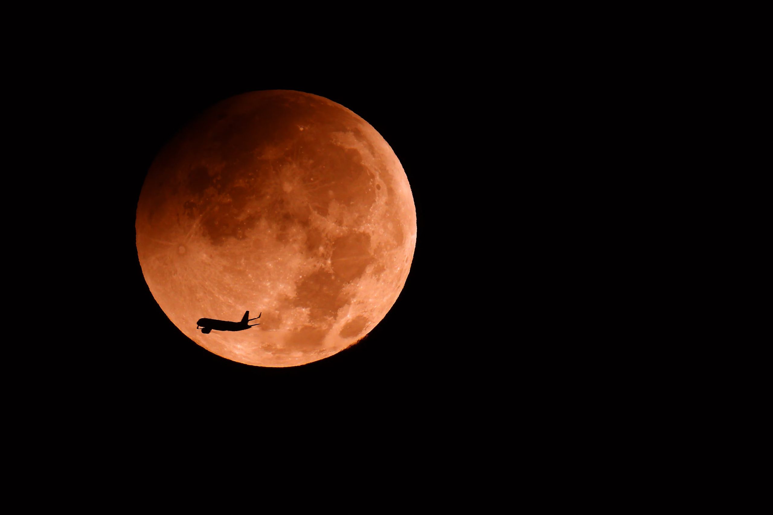 La Luna en el inicio de la fase penumbral durante el eclipse lunar parcial sobre la ciudad costera israelí de Netanya el 28 de agosto de 2026 (Jack Guez/AFP)