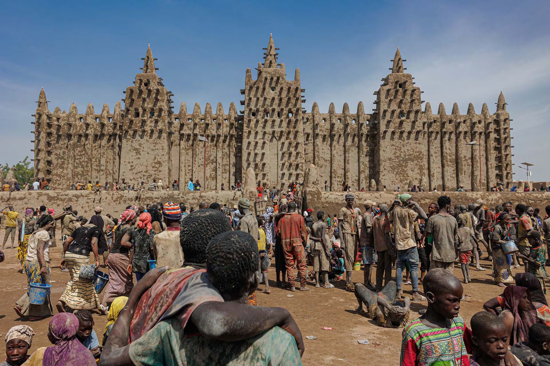La Gran Mezquita de Djenné, en Malí, es el edificio de barro más grande del mundo y centro de un festival anual de restauración comunitaria (Photo by OUSMANE MAKAVELI / AFP) 