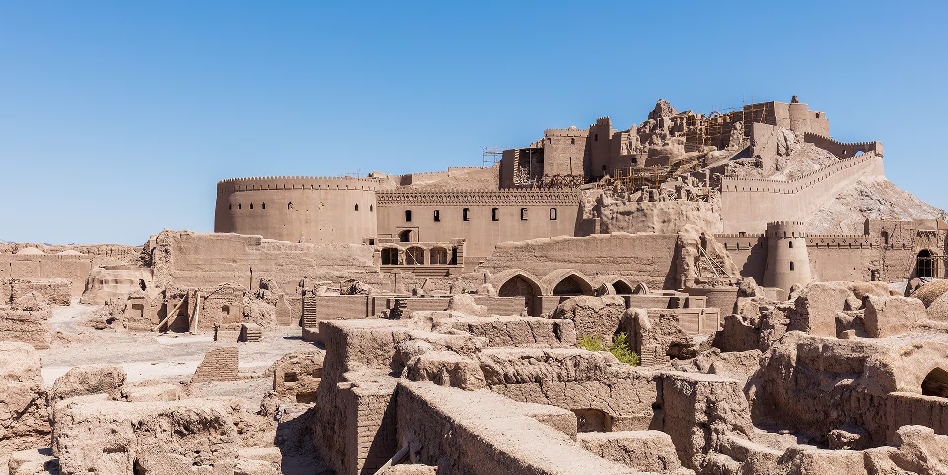 Arg-e Bam, en Irán, es la mayor ciudadela de adobe del mundo y destaca por su sistema de refrigeración natural y canales subterráneos (Wikipedia)
