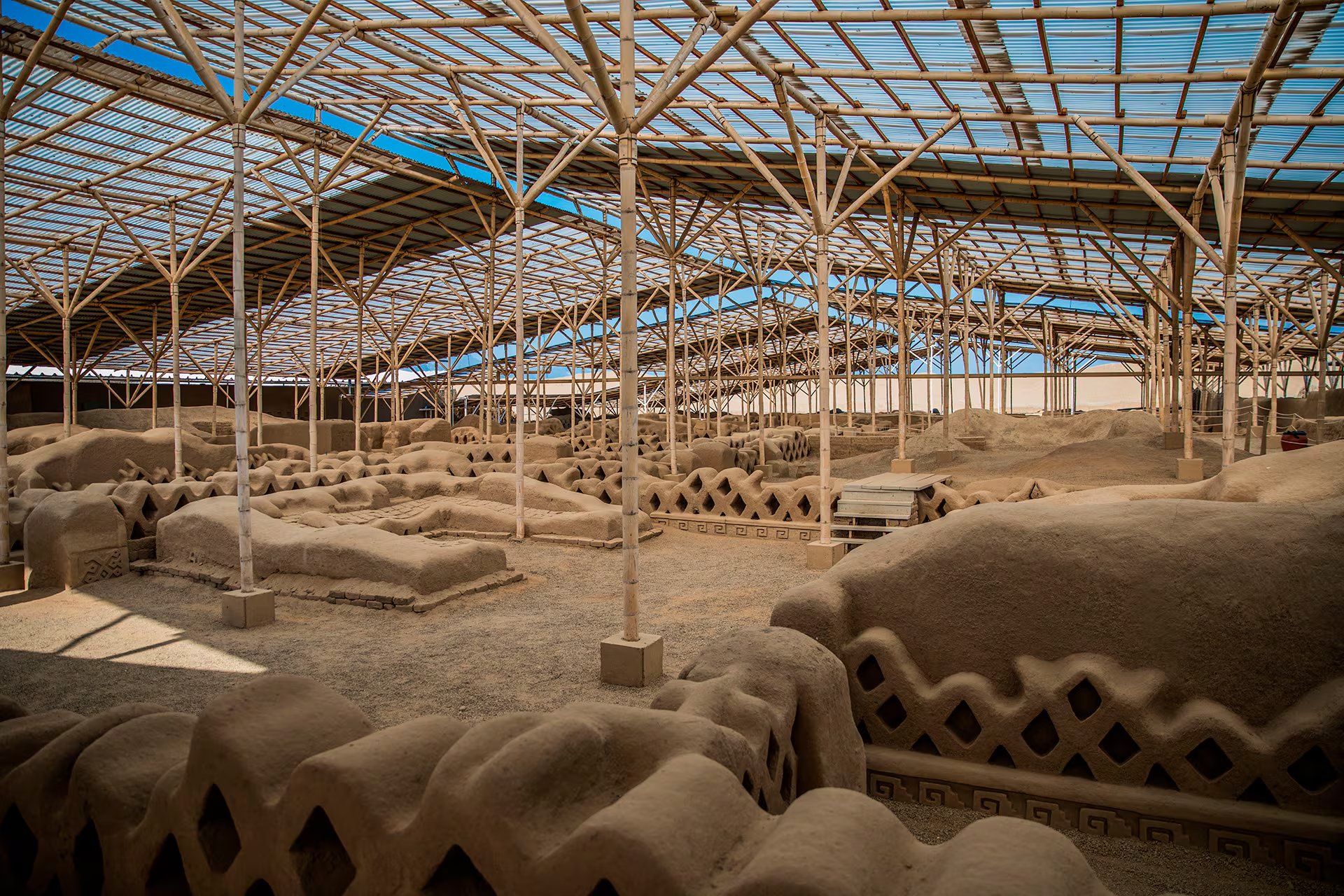 Las estructuras de adobe del sitio arqueológico de Chan Chan en Perú se encuentran bajo una cubierta de protección. (Pexels)