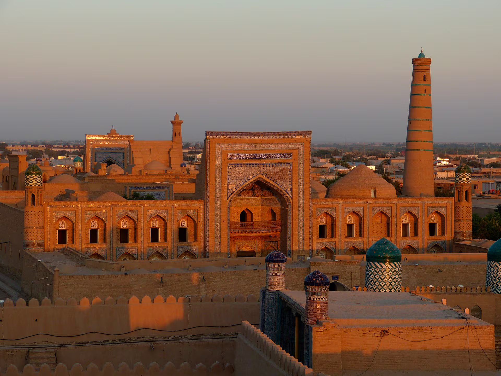 Ichan Kala, en Uzbekistán, es una ciudad amurallada de barro que resistió tormentas de arena y terremotos durante siglos (Pixabay)