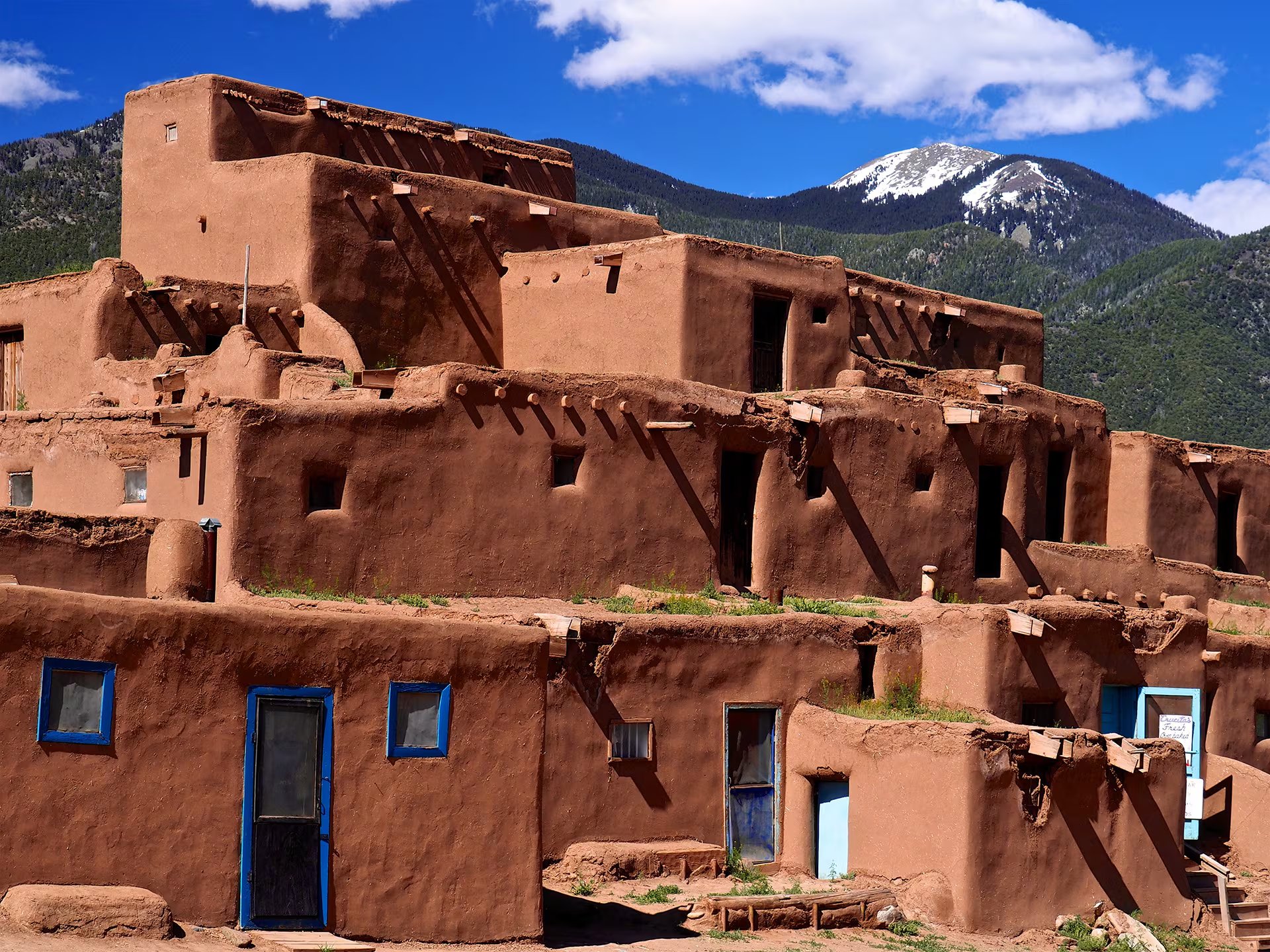 Taos Pueblo, en Estados Unidos, es una comunidad nativa que preserva técnicas de construcción milenarias y rechaza servicios modernos para mantener la tradición (Wikipedia)