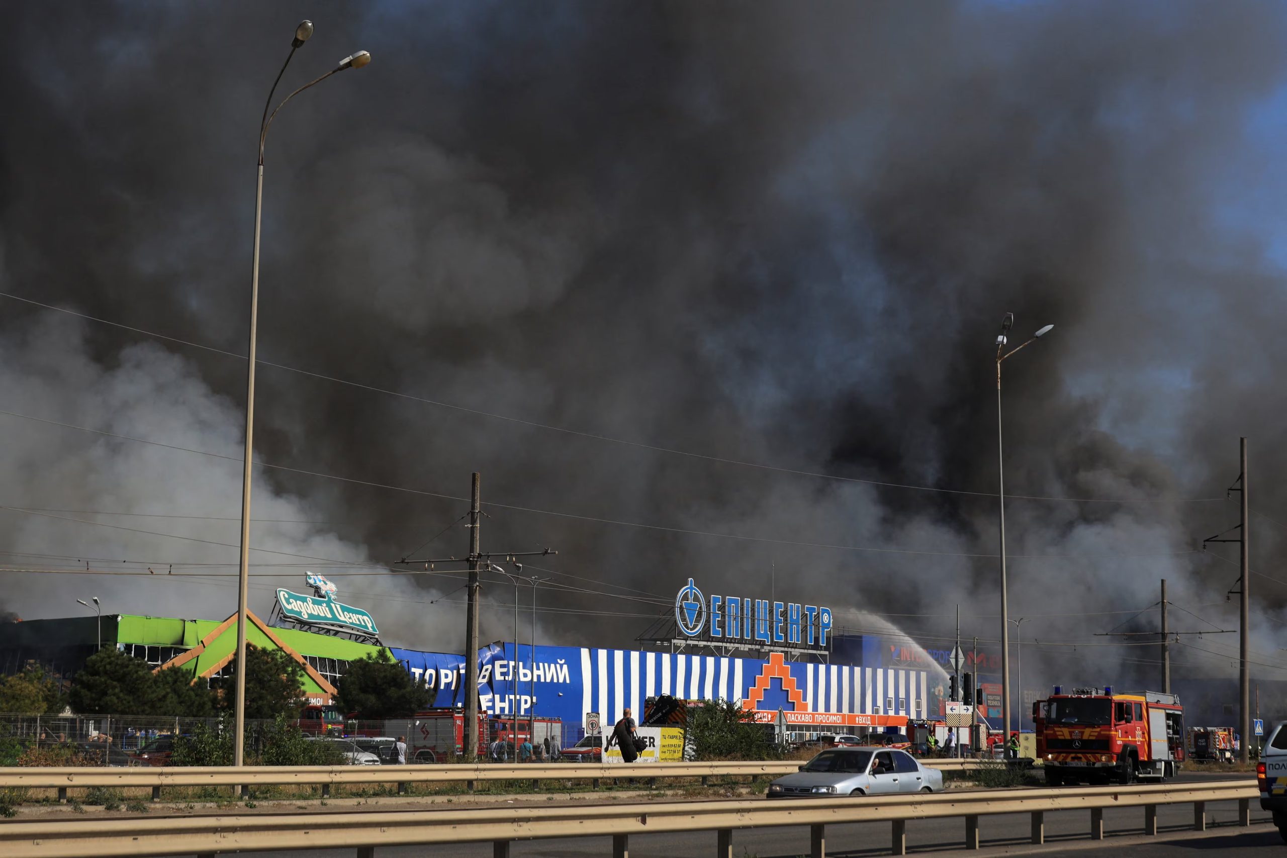 Un centro comercial de artículos para el hogar arde tras un ataque con drones rusos, en el marco de la ofensiva rusa contra Ucrania, en Odesa, Ucrania. REUTERS/Nina Liashonok