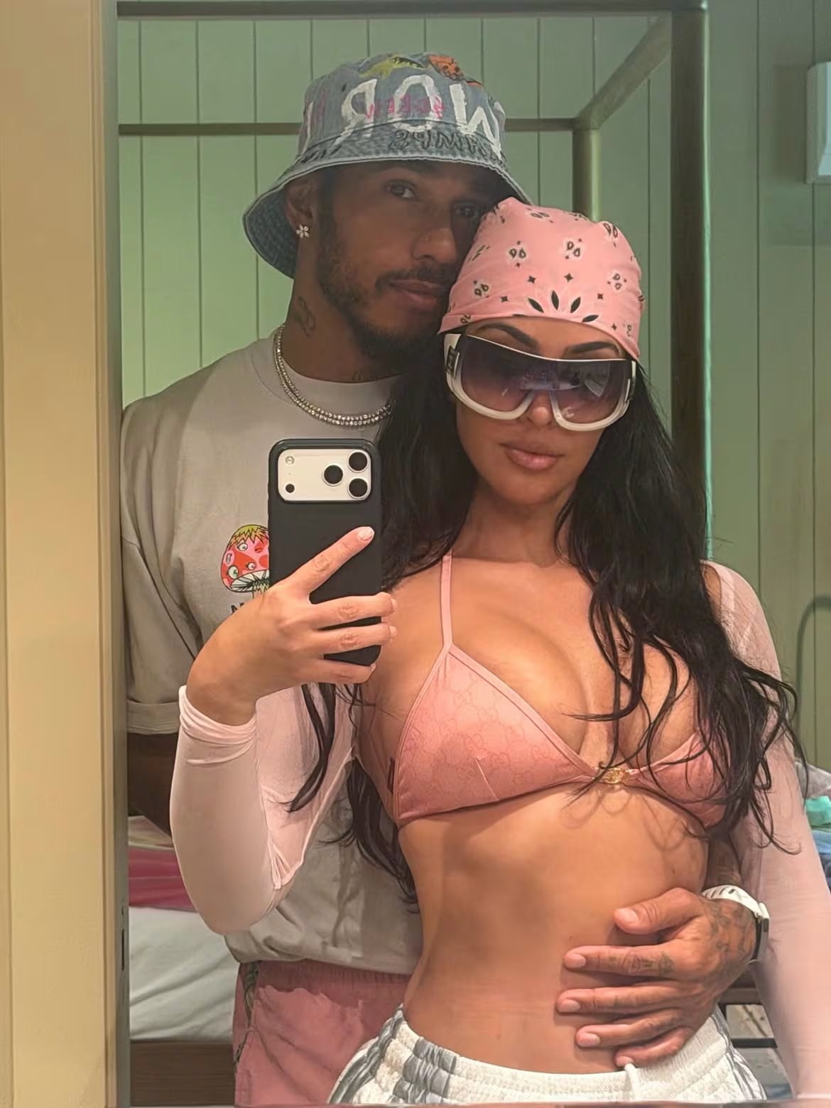 Lewis Hamilton abraza a Kim Kardashian, quien toma la selfie