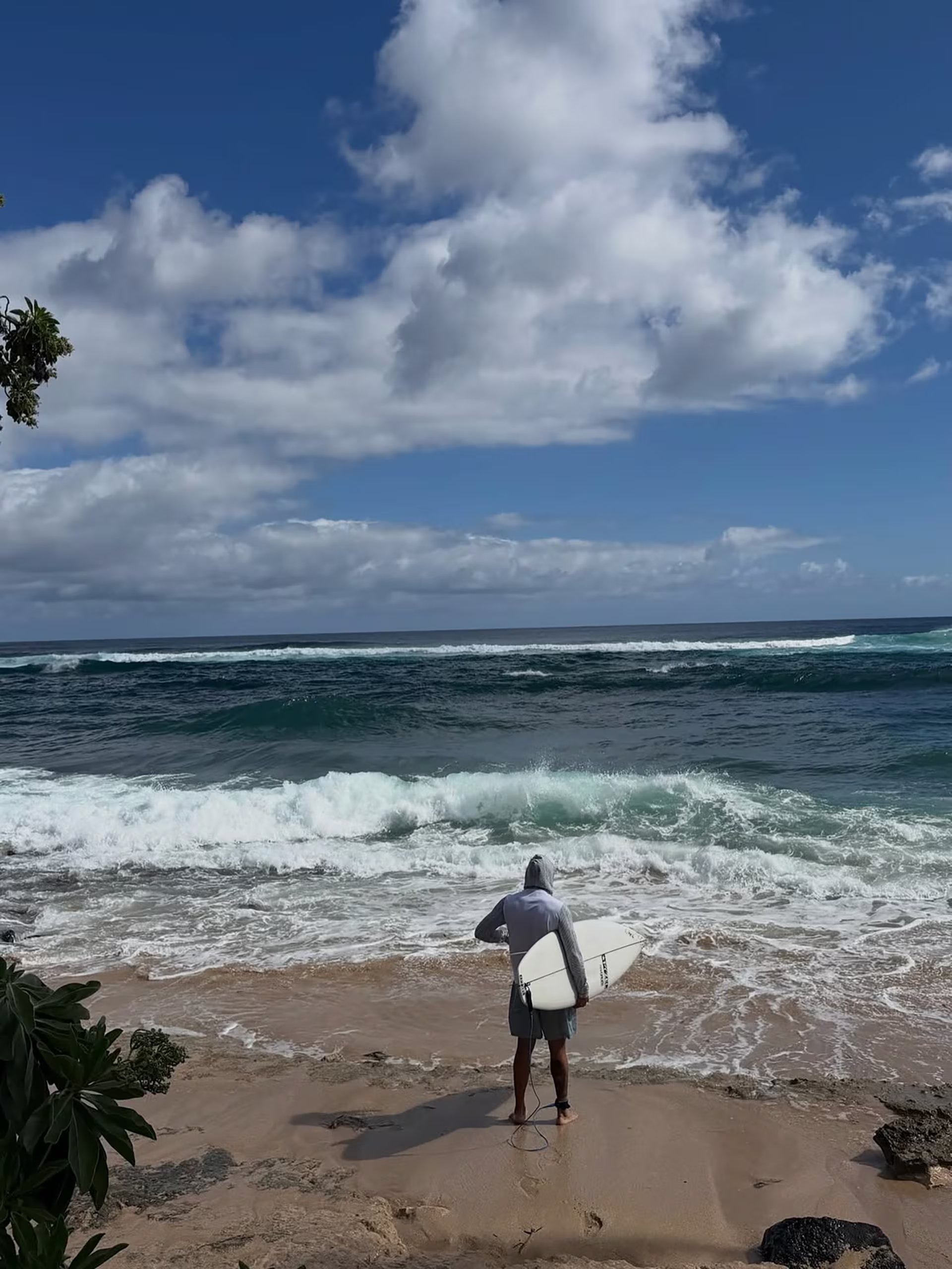 Lewis Hamilton practicó surf durante sus vacaciones con Kim Kardashian