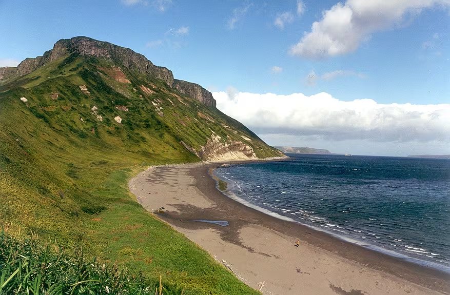 Kuril está situada en la isla de Iturup, la tercera más grande del archipiélago Kuril. (Wikimedia)