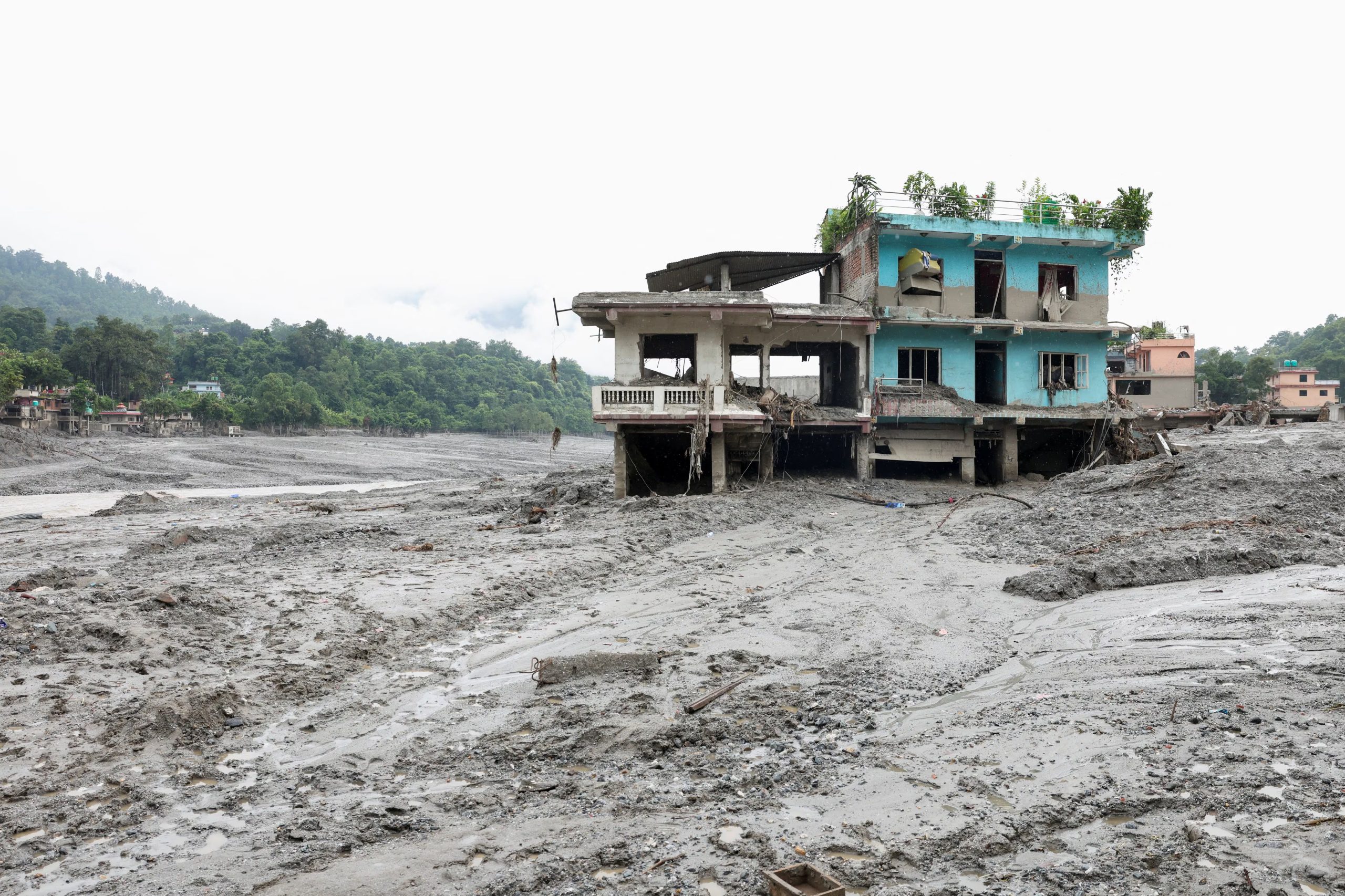Una casa dañada permanece en pie tras las inundaciones repentinas y el deslizamiento de tierra en Devighat, distrito de Nuwakot, Nepal, el 29 de agosto de 2026 (REUTERS/Adnan Abidi)