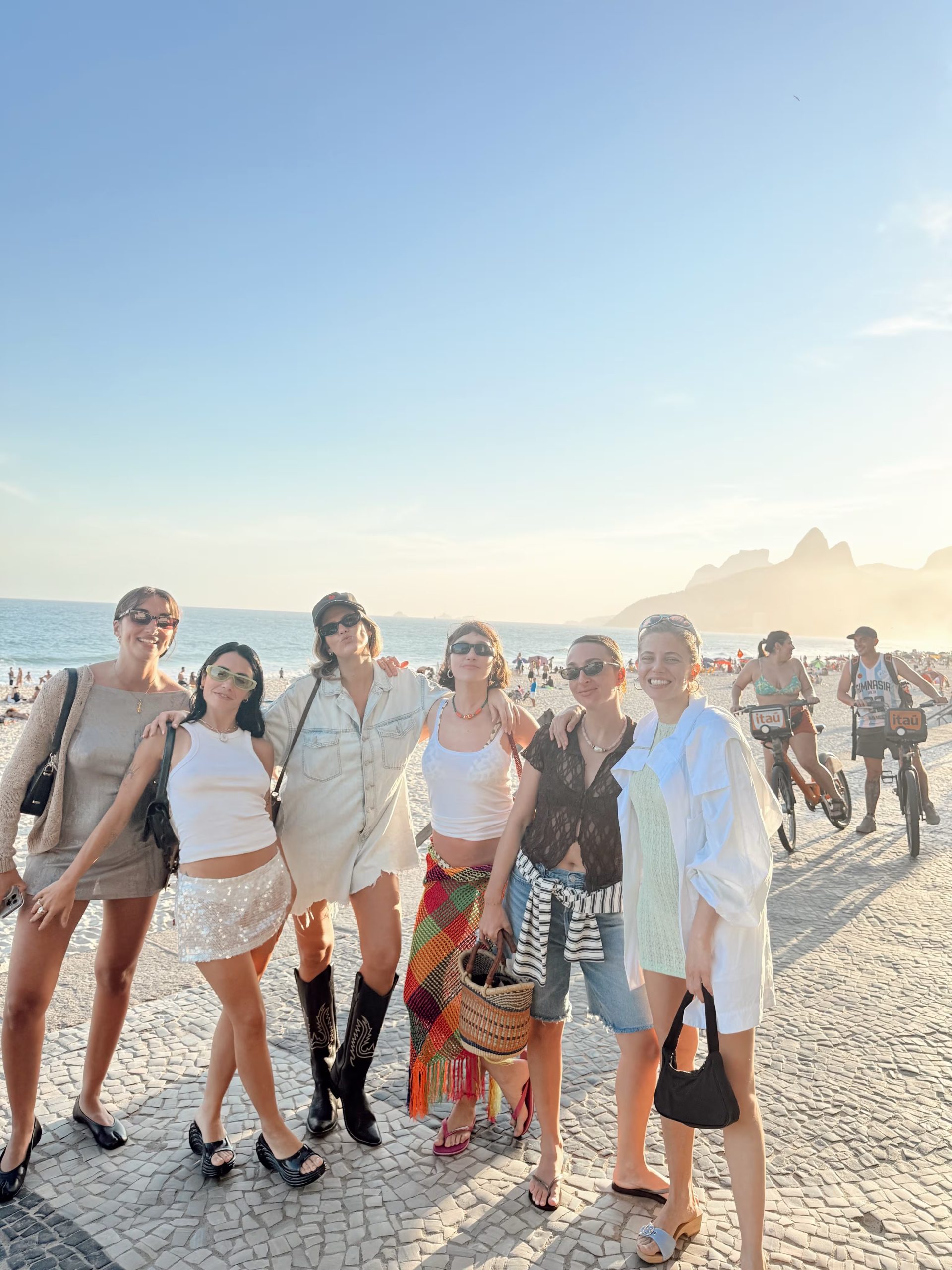 Morena, Sol, Justina, Cande, Mery y Lali en la playa en Río