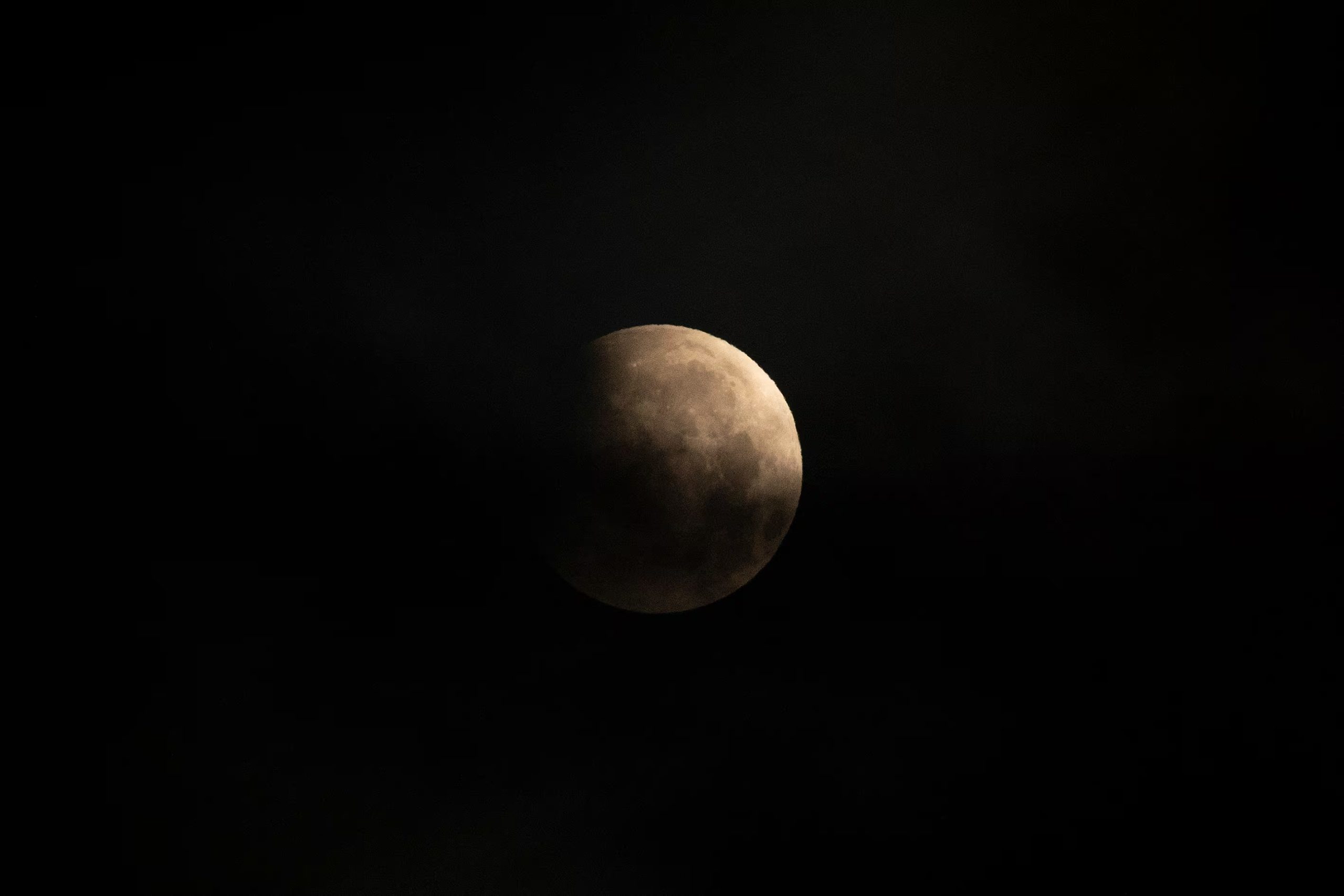 Eclipse lunar parcial, este viernes, visto desde A Coruña. (EFE/Moncho Fuentes)
