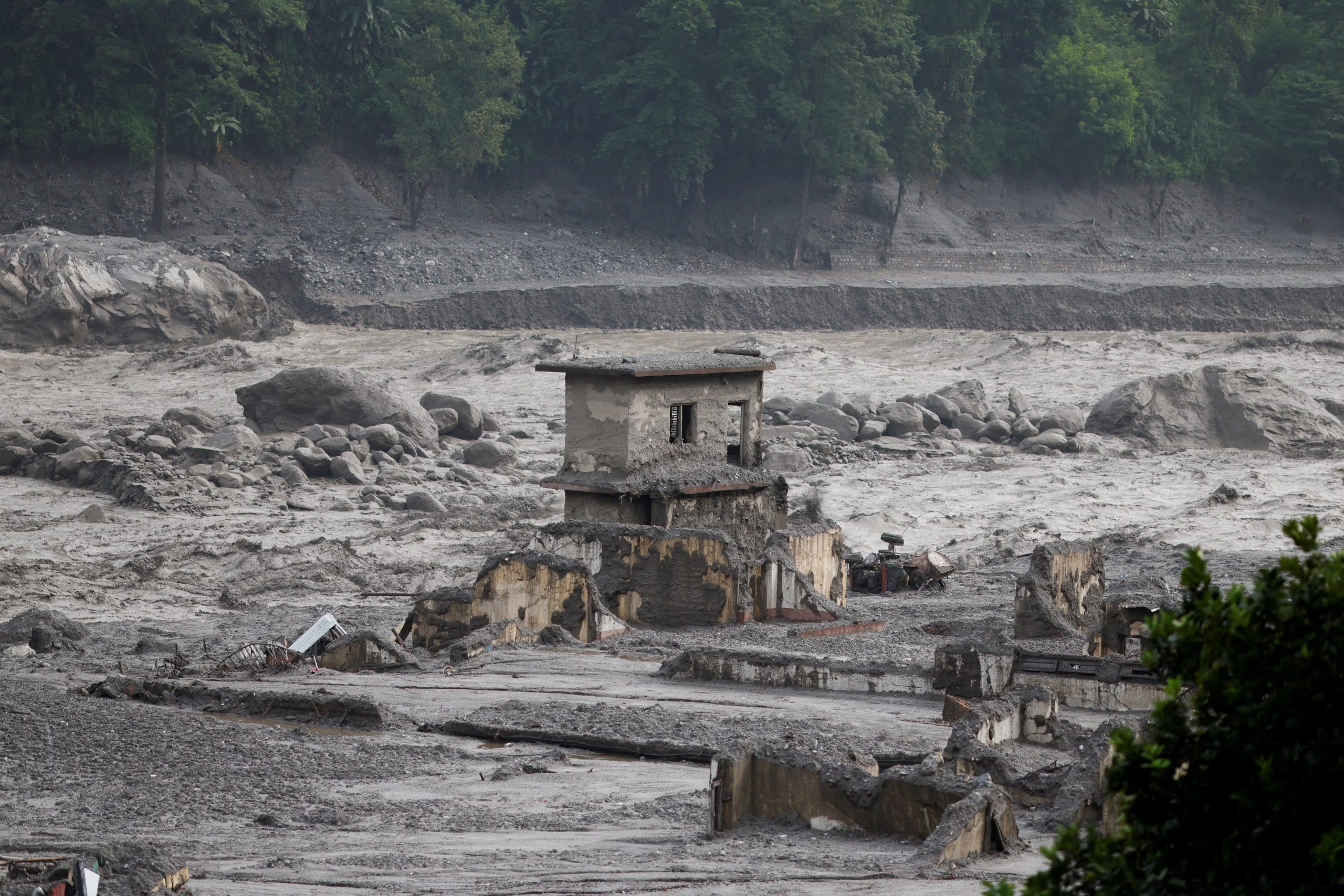 Casas dañadas tras unas inundaciones repentinas y un deslizamiento de tierra en Trishuli, distrito de Nuwakot, Nepal, el 30 de agosto de 2026 (REUTERS/Adnan Abidi)