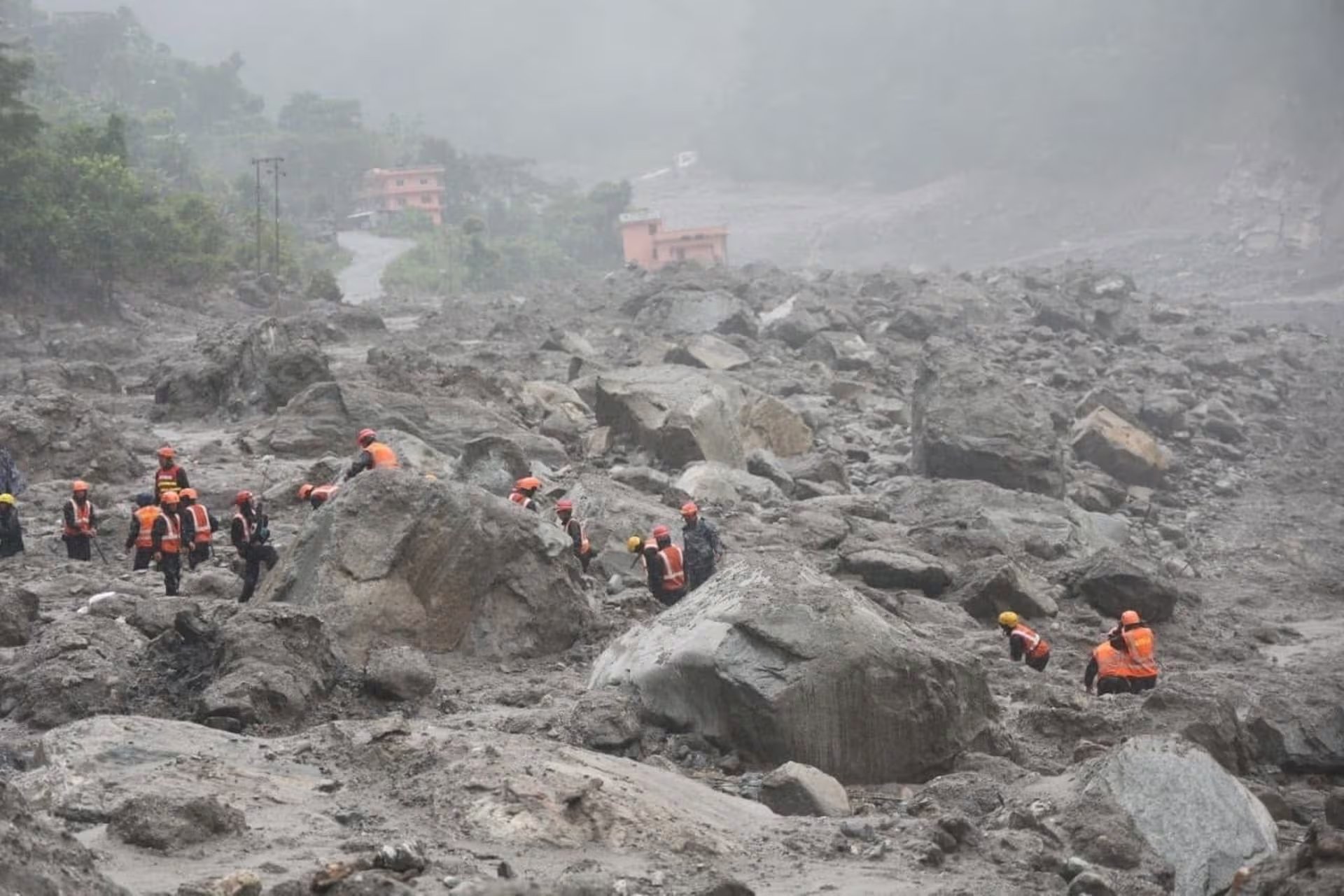 El Gobierno de Nepal ha destacado que China e India ya colaboran con las autoridades en la respuesta a la grave riada que el pasado miércoles arrasó la cuenca del río Bhotekoshi en la frontera con China (Europa Press)
